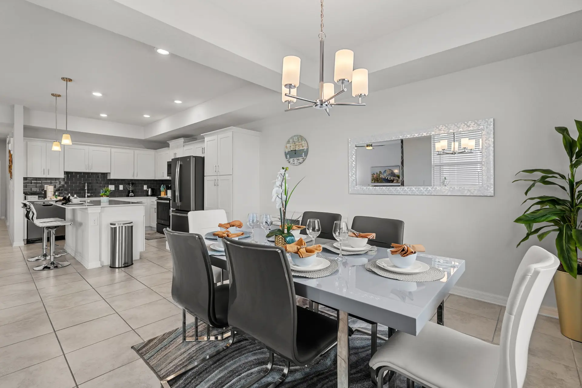 Cozy & Stylish 2BR Condo, Prime Storey Lake Spot