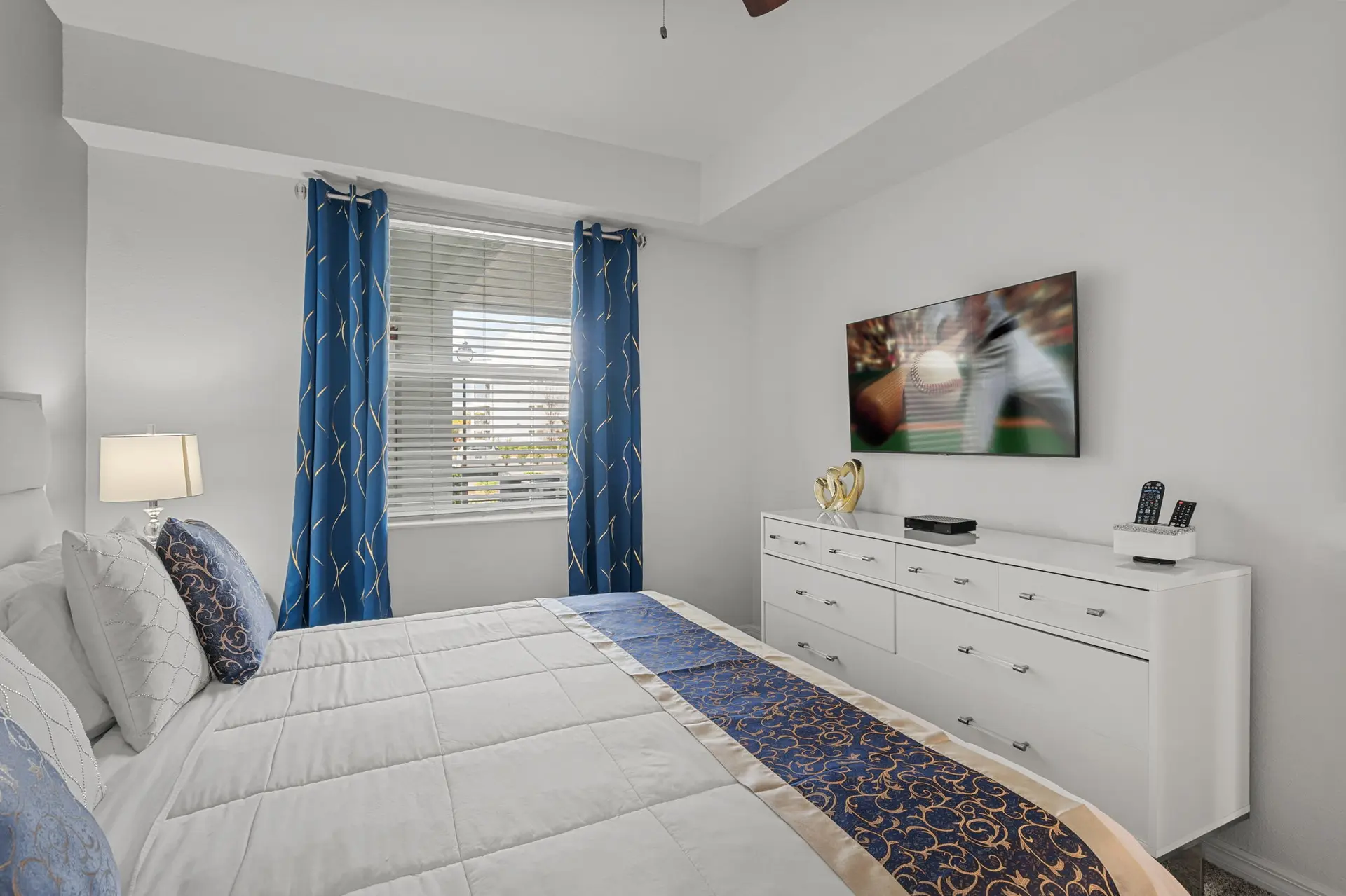 Cozy & Stylish 2BR Condo, Prime Storey Lake Spot