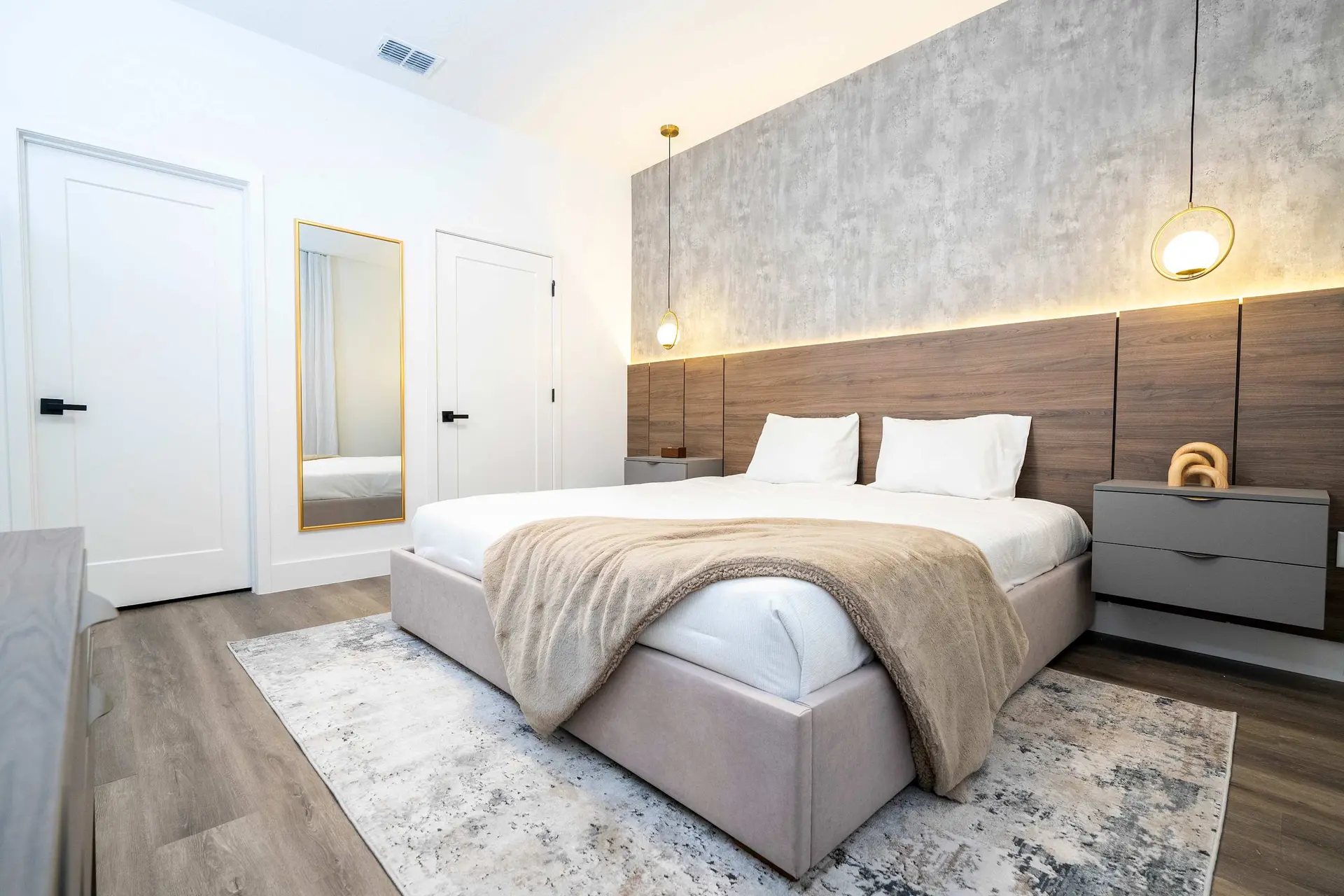 Doppio Westside Retreat with themed Rooms