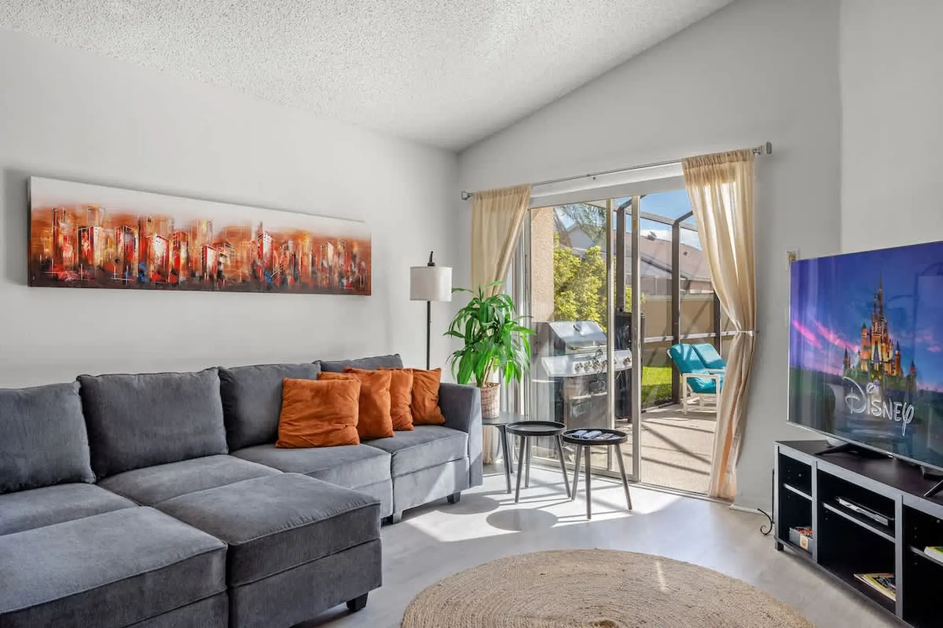 Stair-Free 4BR Home for 8 - TV210