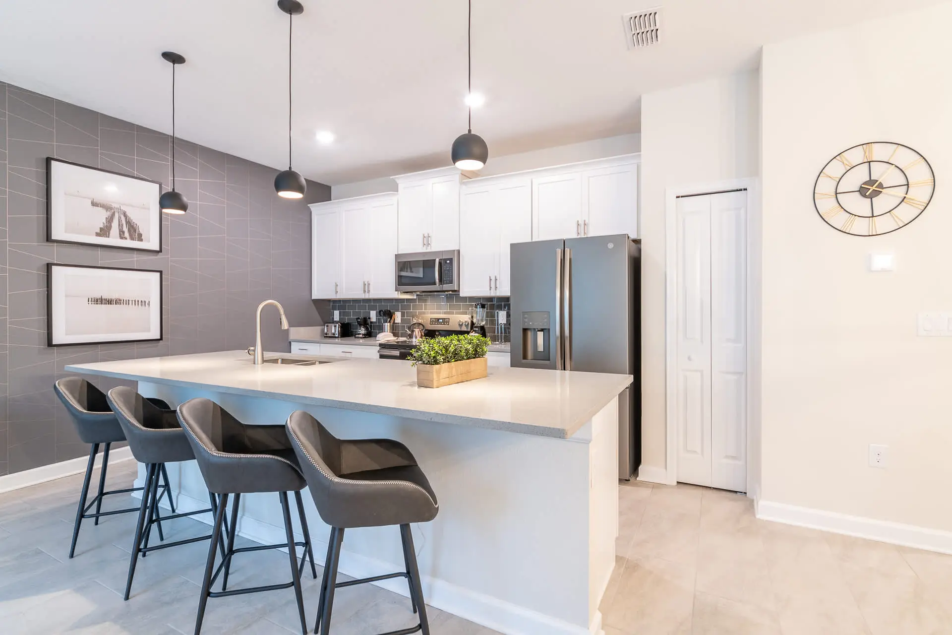 Beautiful Storey Lake Retreat, Minutes from Disney