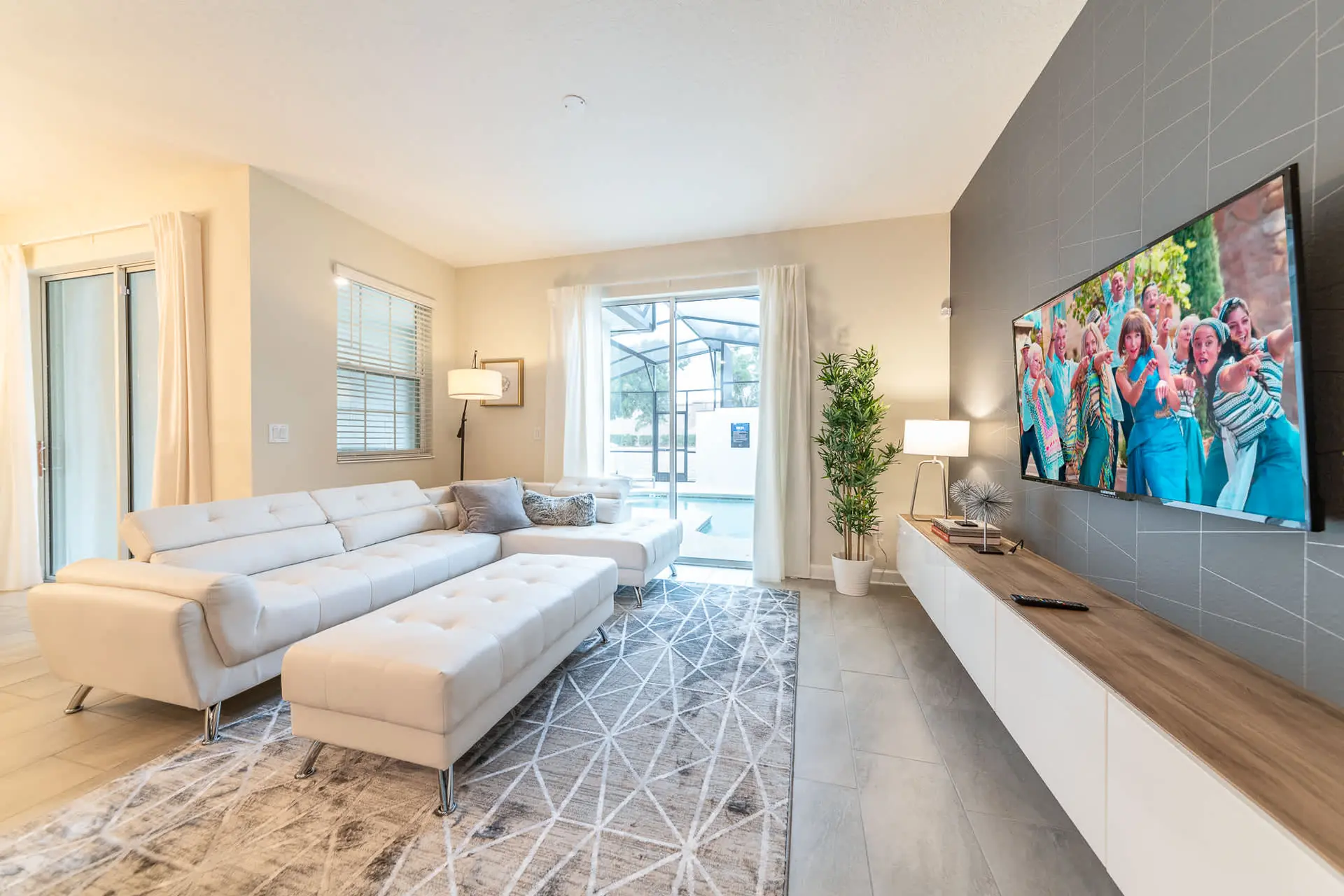 Beautiful Storey Lake Retreat, Minutes from Disney