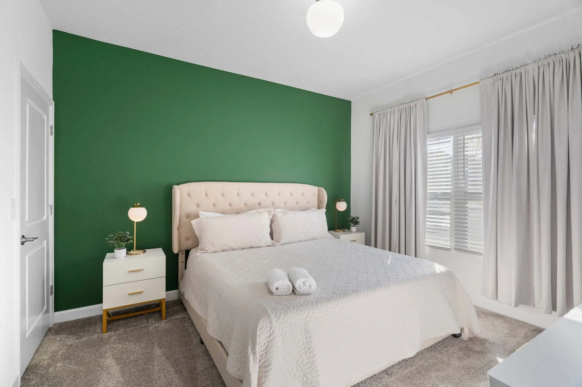 Modern 4 Bed Home, Themed Rooms, Prime Location
