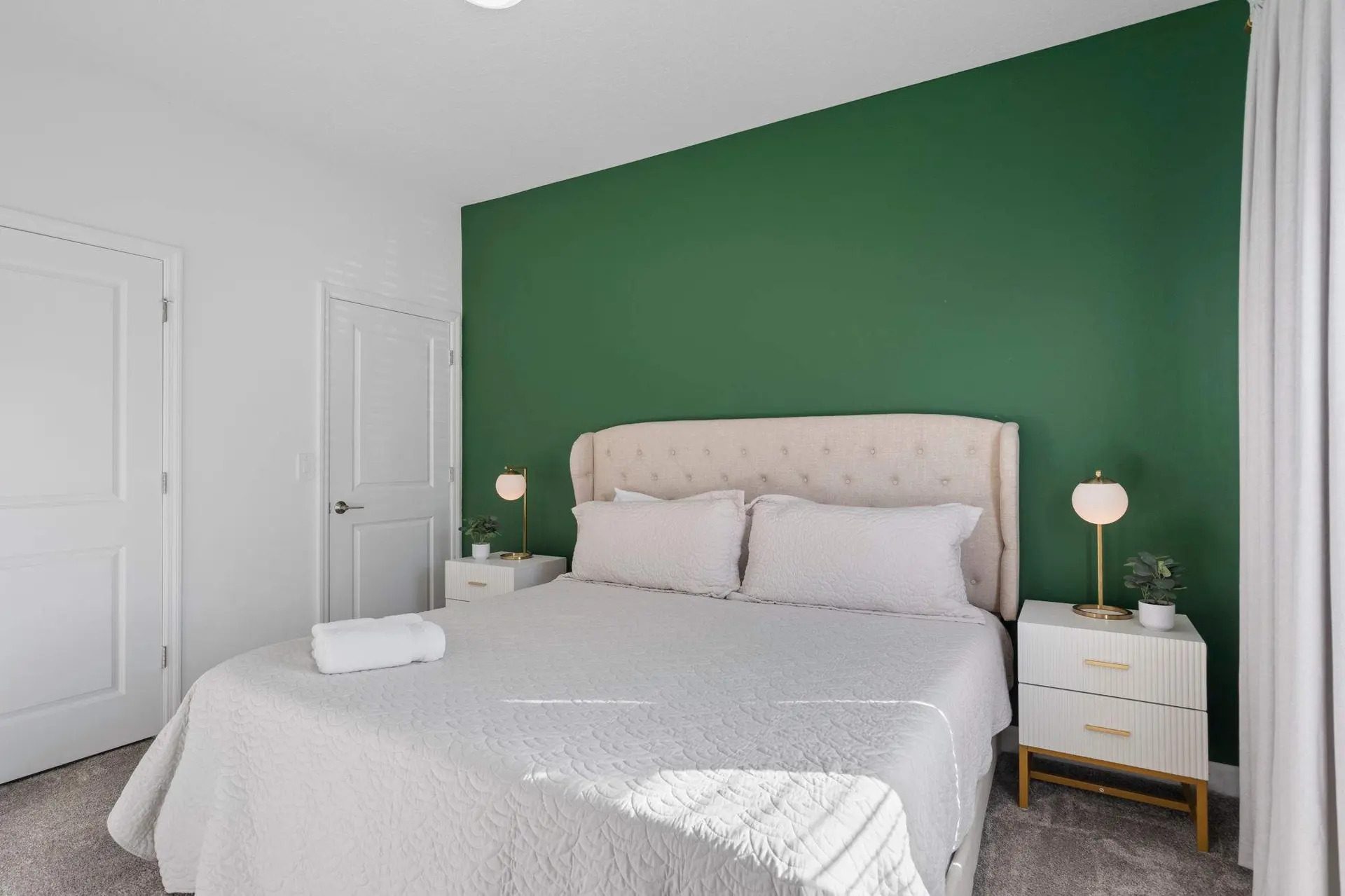 Modern 4 Bed Home, Themed Rooms, Prime Location