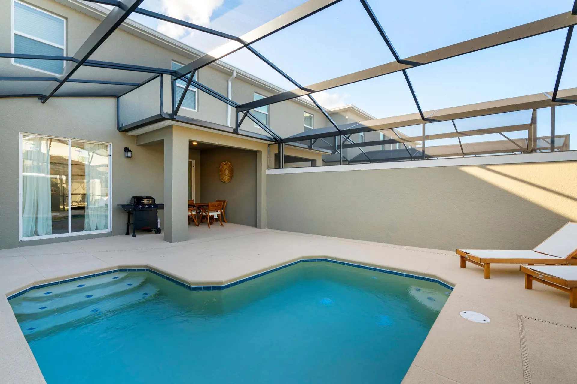 Modern 4 Bed Home, Themed Rooms, Prime Location