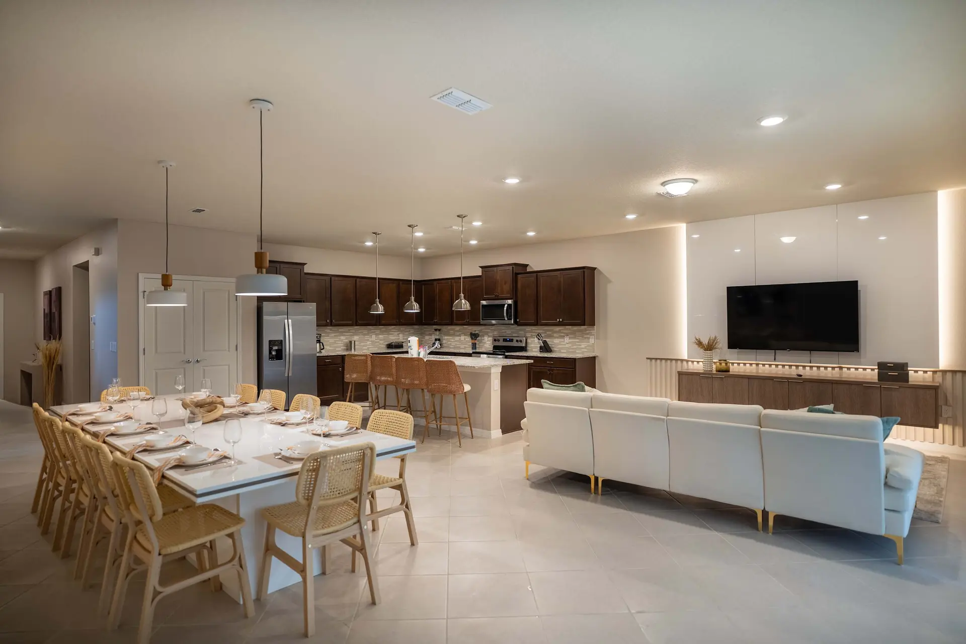 Fun and Relax, 10 Bed Home, Pool, Themed Rooms