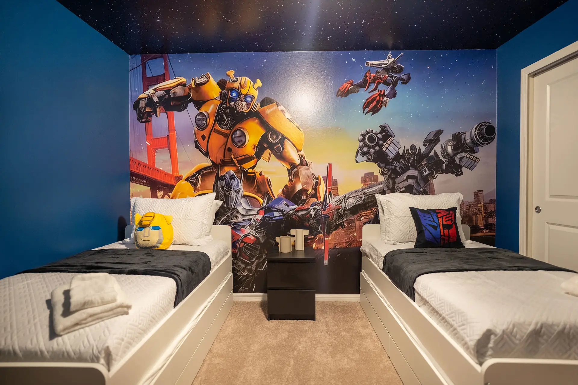 Fun and Relax, 10 Bed Home, Pool, Themed Rooms