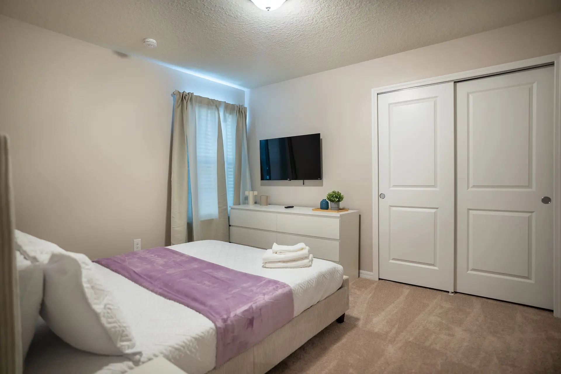 Fun and Relax, 10 Bed Home, Pool, Themed Rooms