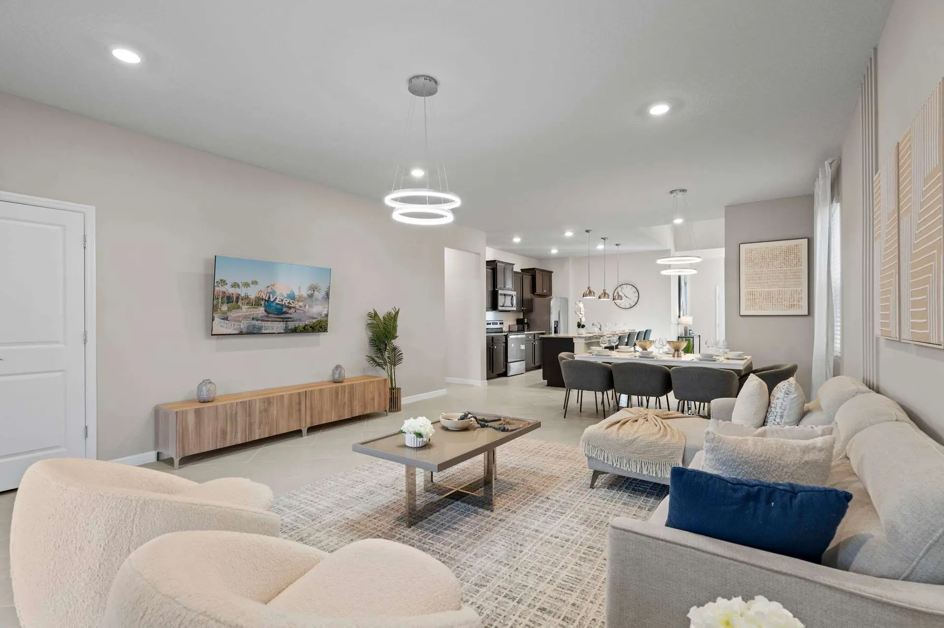 Chic 7Bed with private pool, theme bedrooms