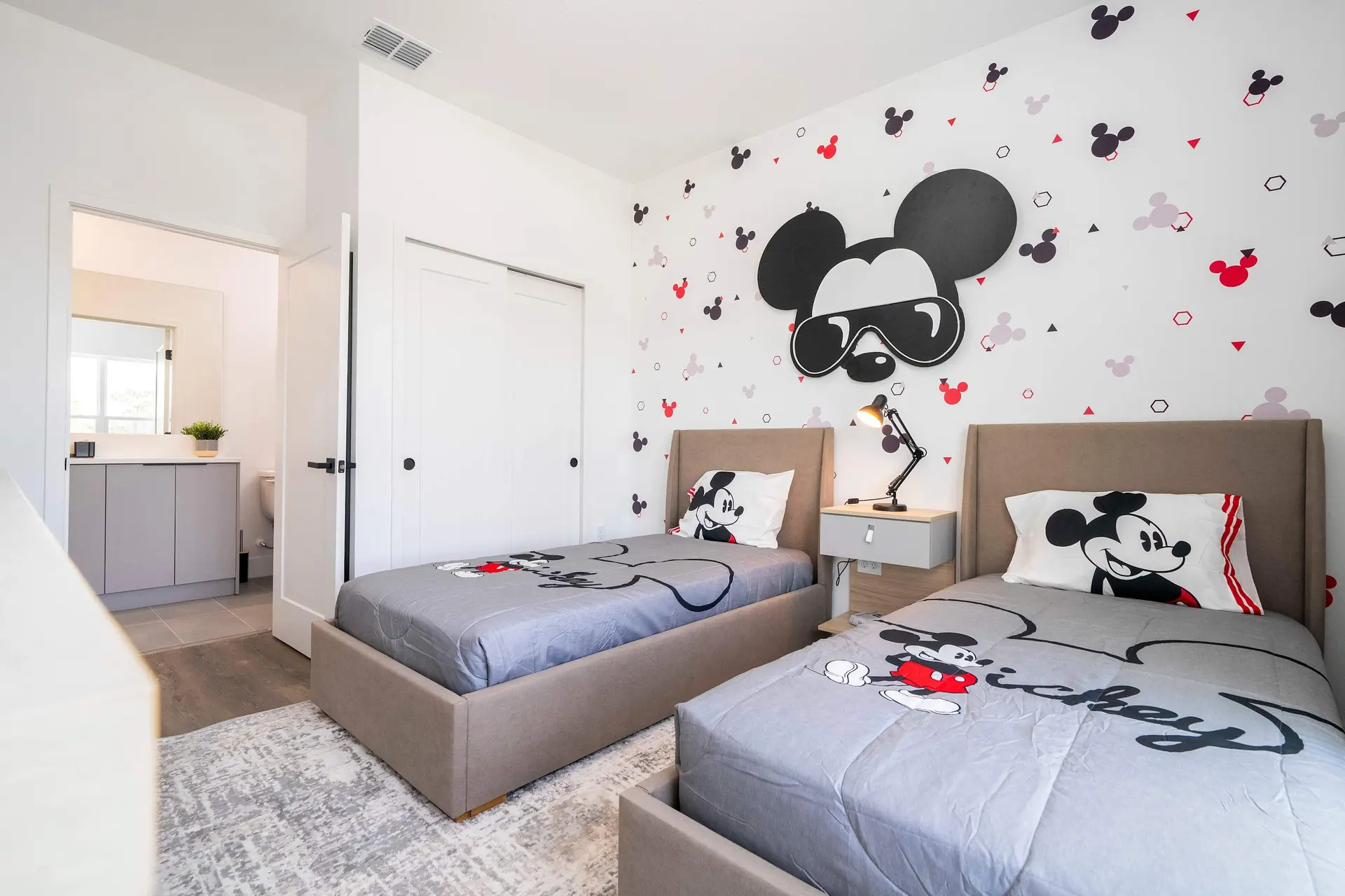 New 4BR Villa , themed beds Magic!