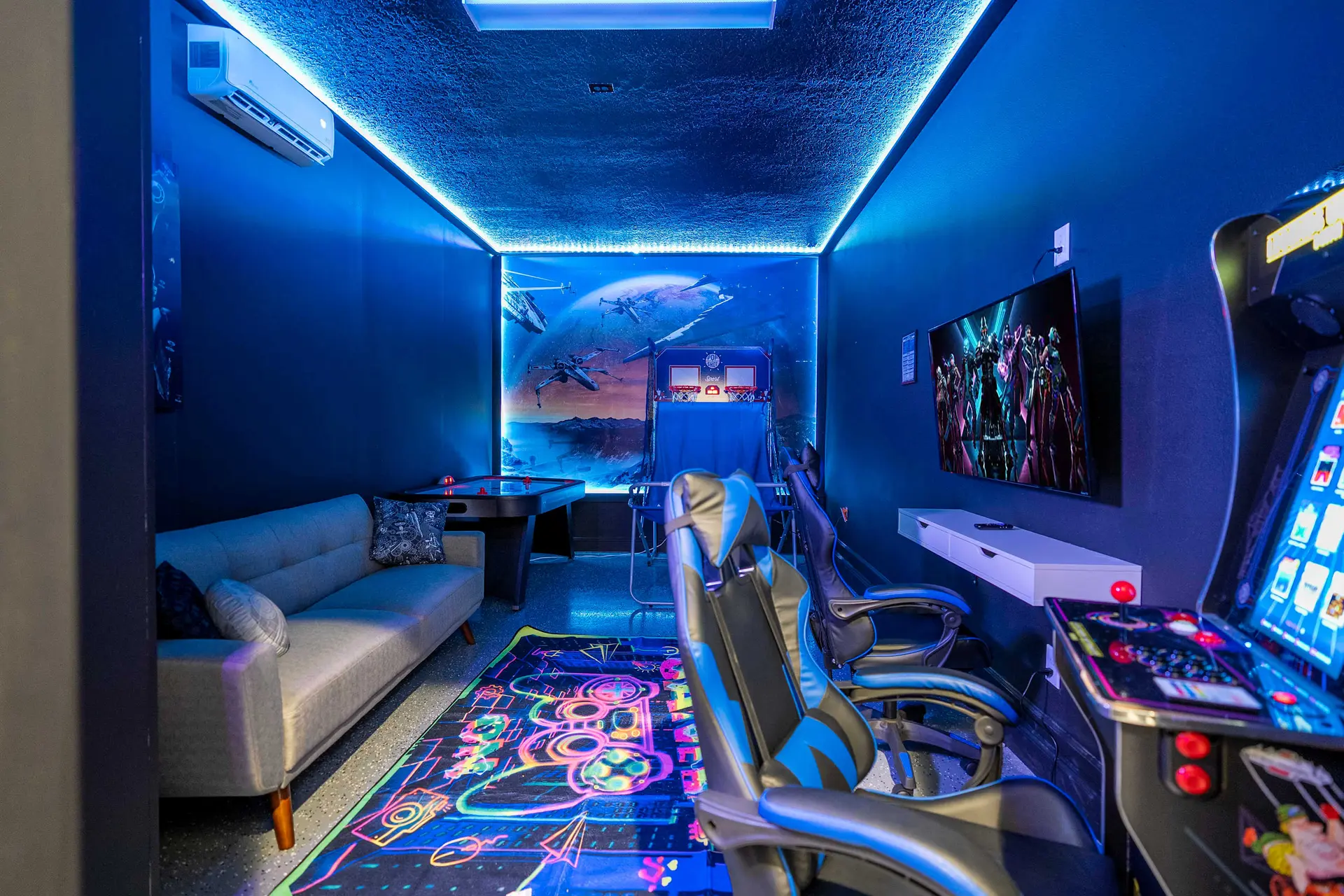 Home 6Bed , Themed Rooms, Game Room, Storey Lake