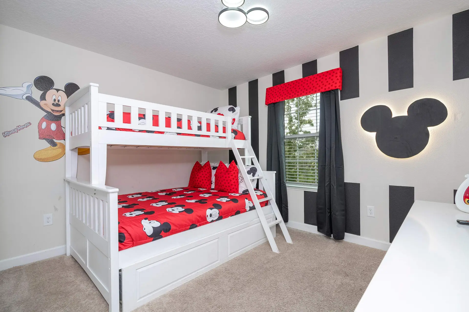 Home 6Bed , Themed Rooms, Game Room, Storey Lake