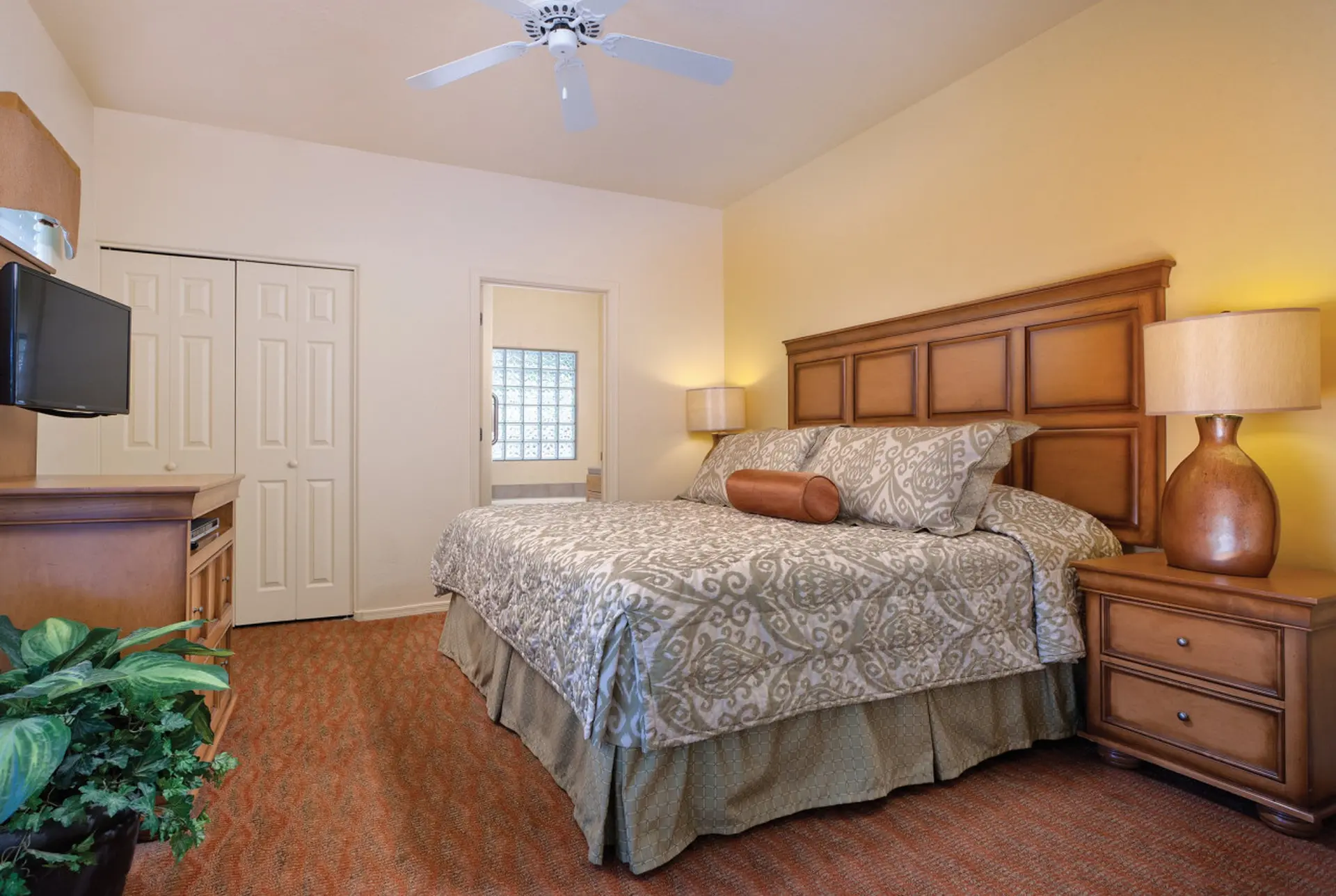Enjoy the Oro Valley in this 1BD condo with resort amenities