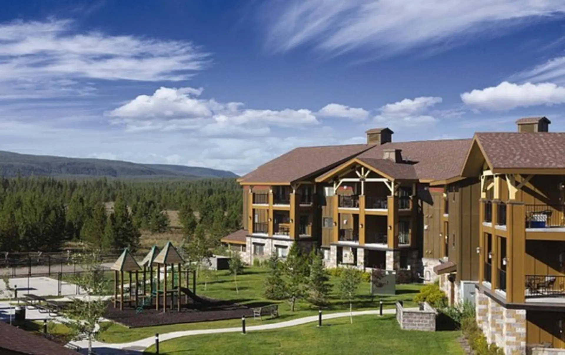 Resort 1BD condo 1 block from Yellowstone gates with resort amenities