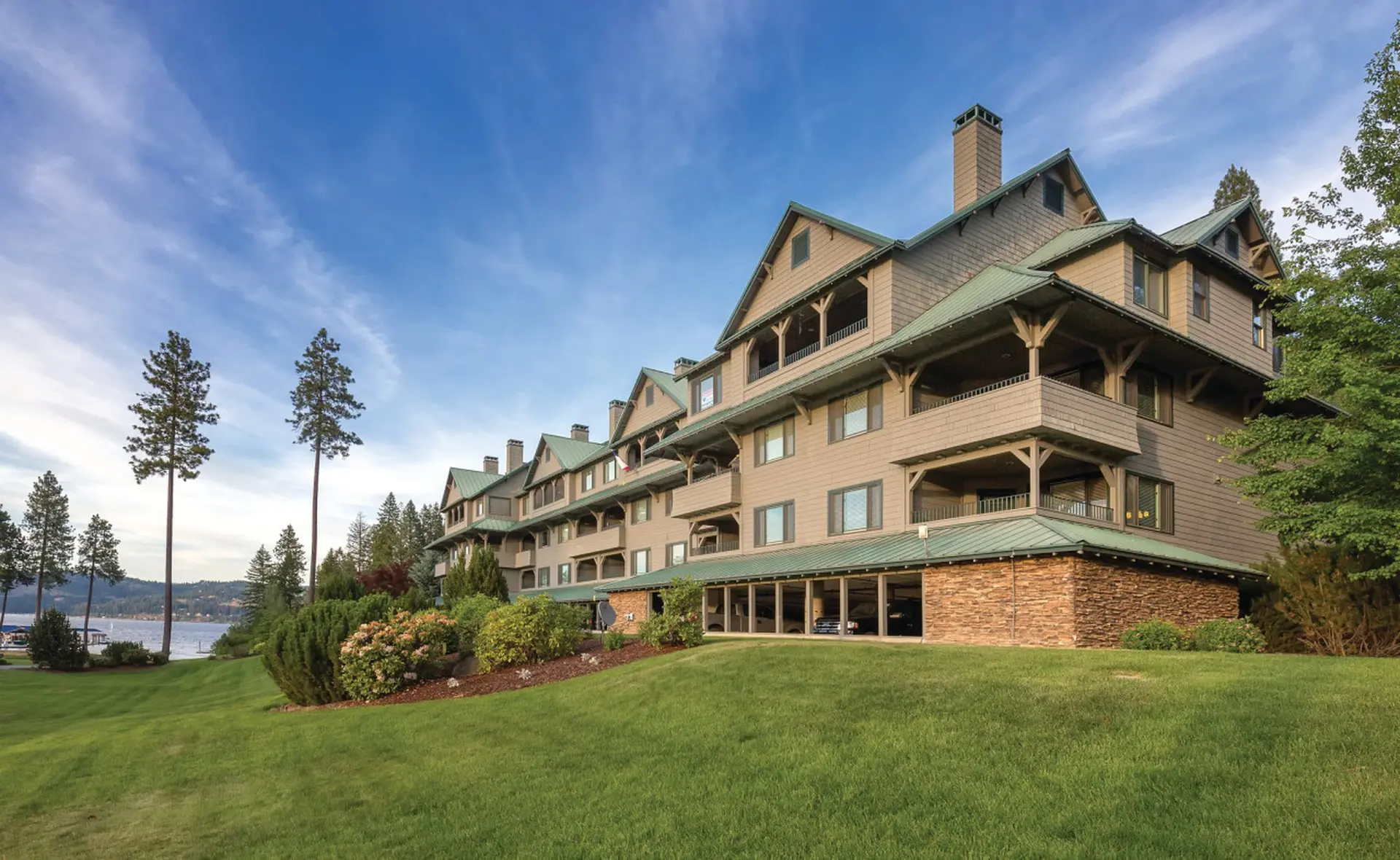 Coeur d’Alene lake 2BD condo with resort amenities including indoor pool
