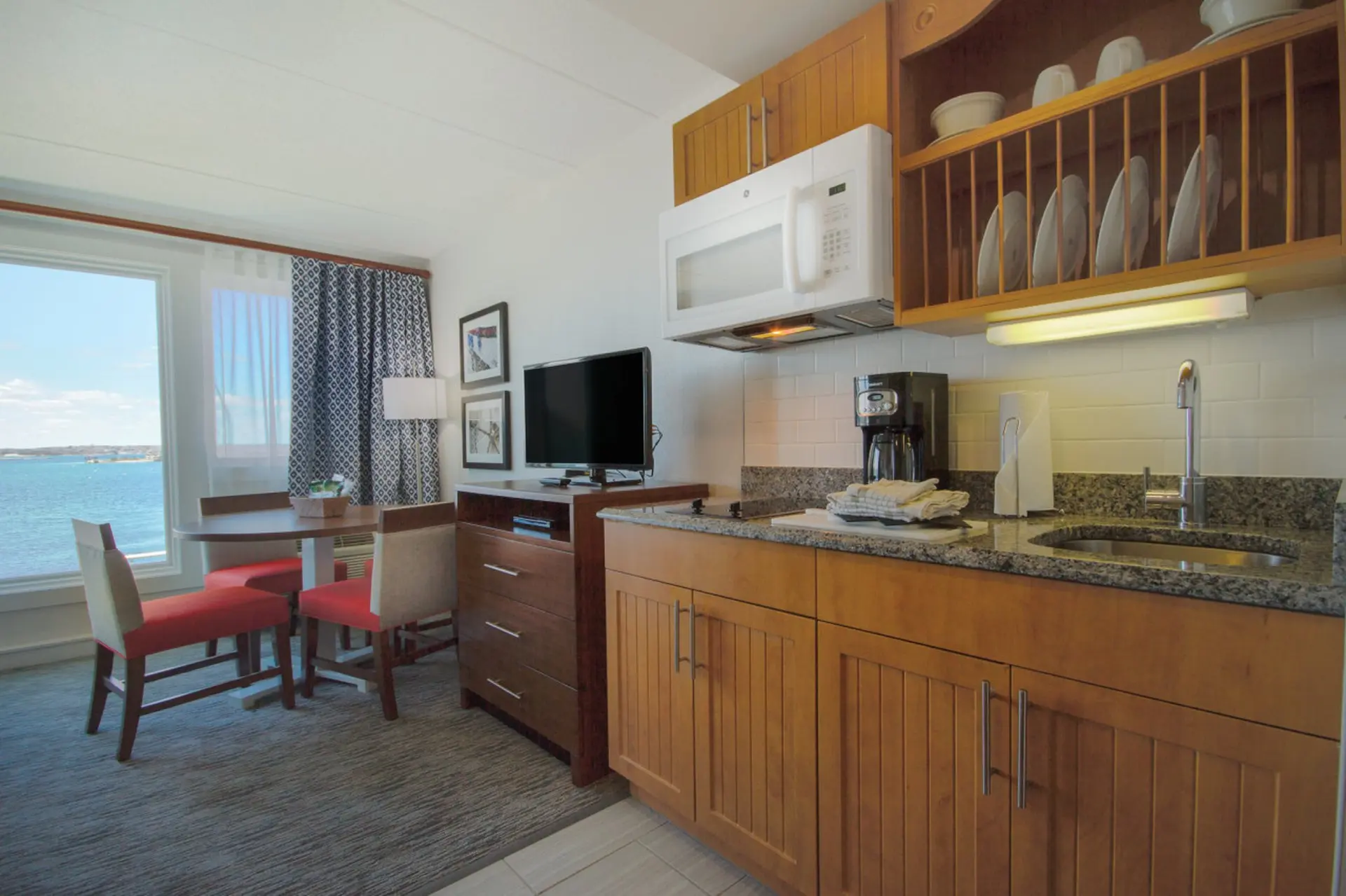Beautiful Resort in Inn on the Harbor 1BD near The Cliff Walk