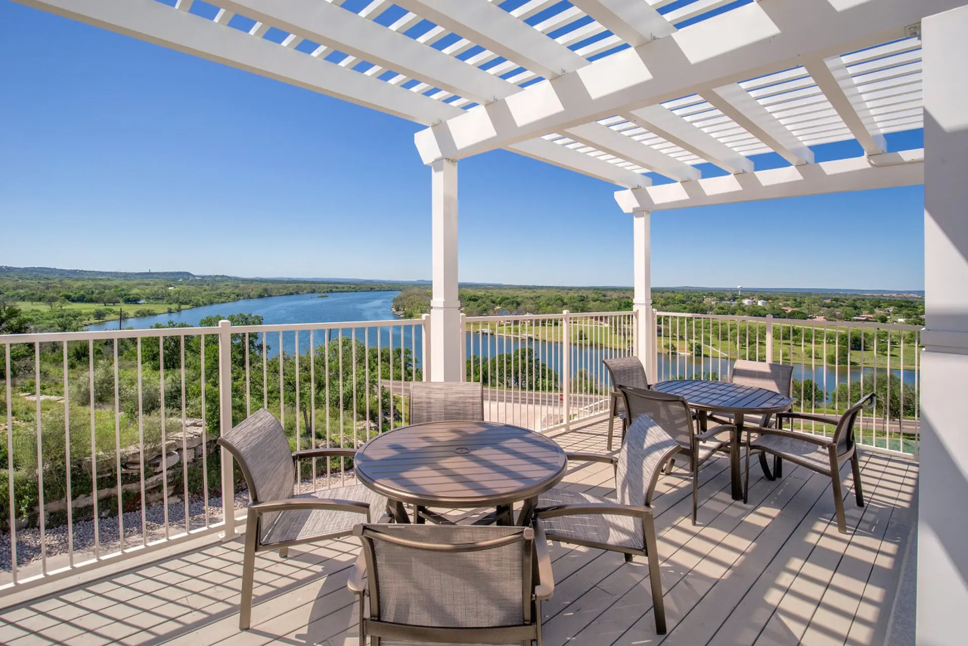 Enjoy the scenery of Lake Marble Falls in 2BD resort condo with family