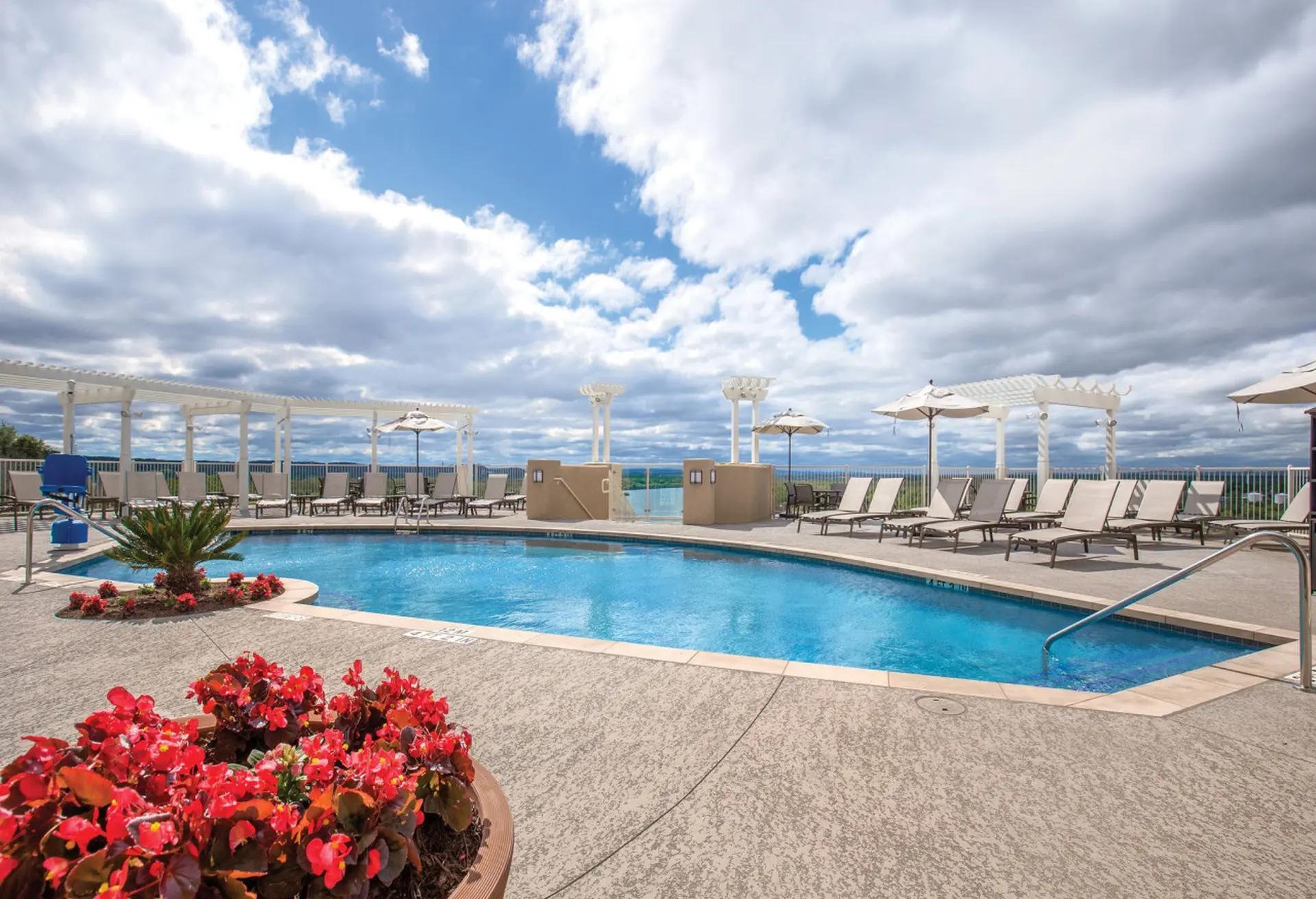 Enjoy the scenery of Lake Marble Falls in 2BD resort condo with family