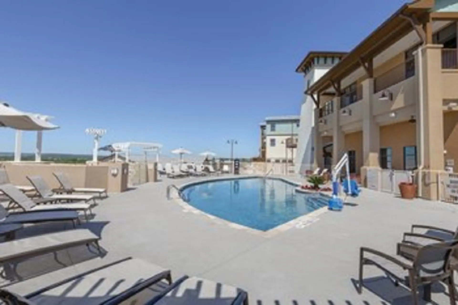 Enjoy the scenery of Lake Marble Falls in 2BD resort condo with family