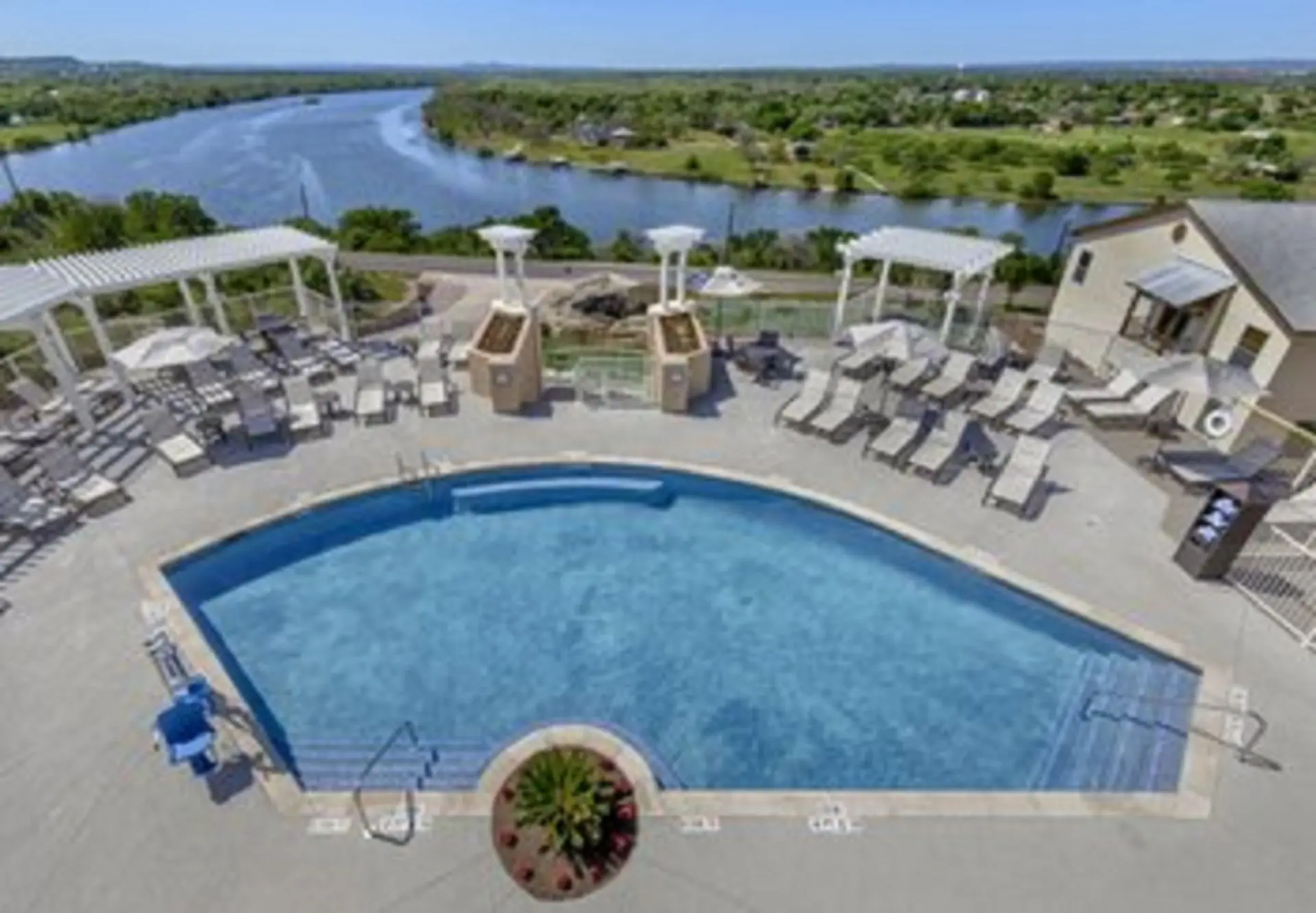 Enjoy the scenery of Lake Marble Falls in 2BD resort condo with family