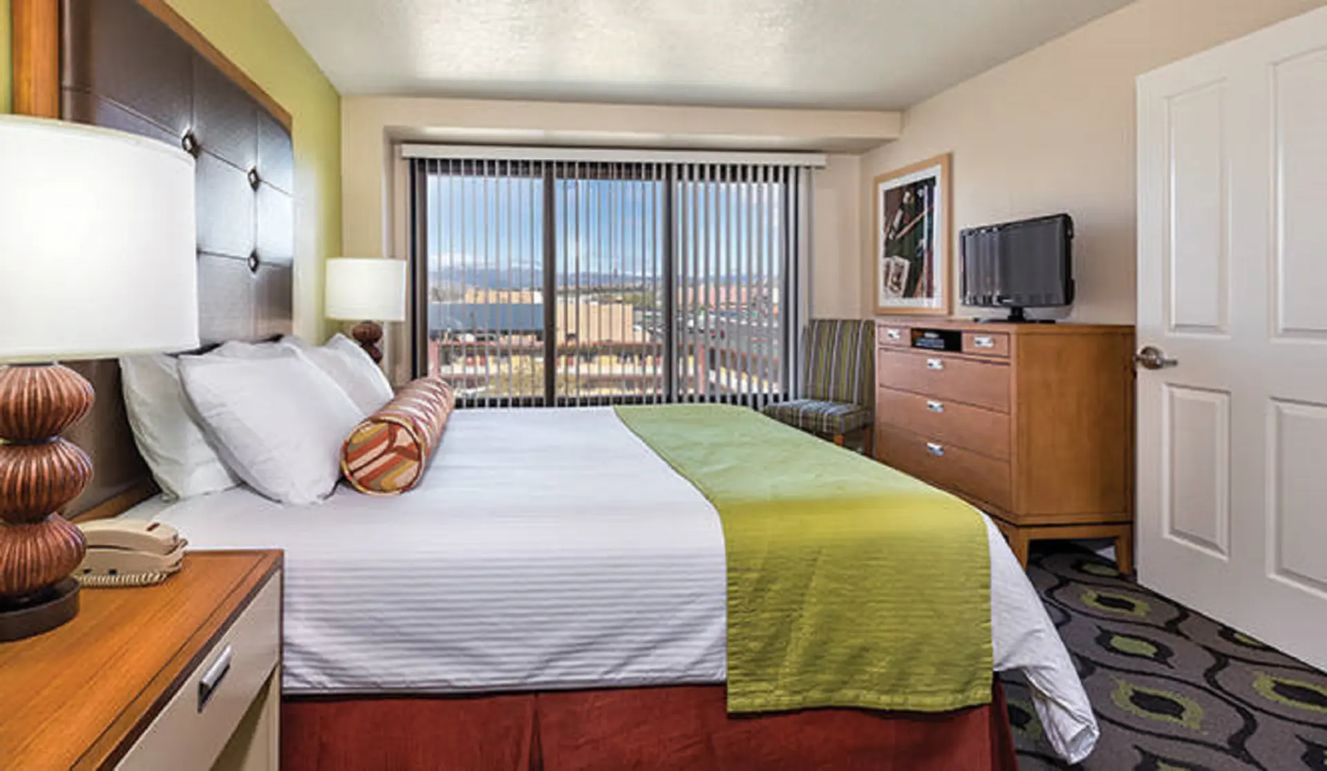 Great 1BD condo with resort amenities take in all Reno has to offer