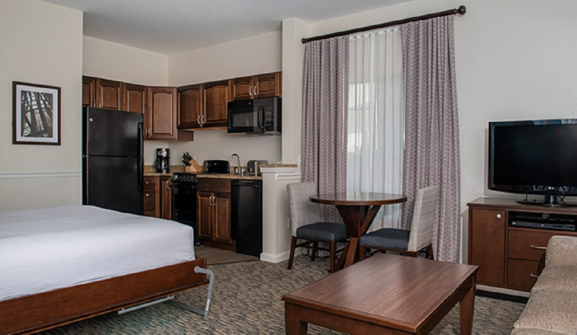 Beautiful Hotel in Mountain Vista - Studio Sleeps 4