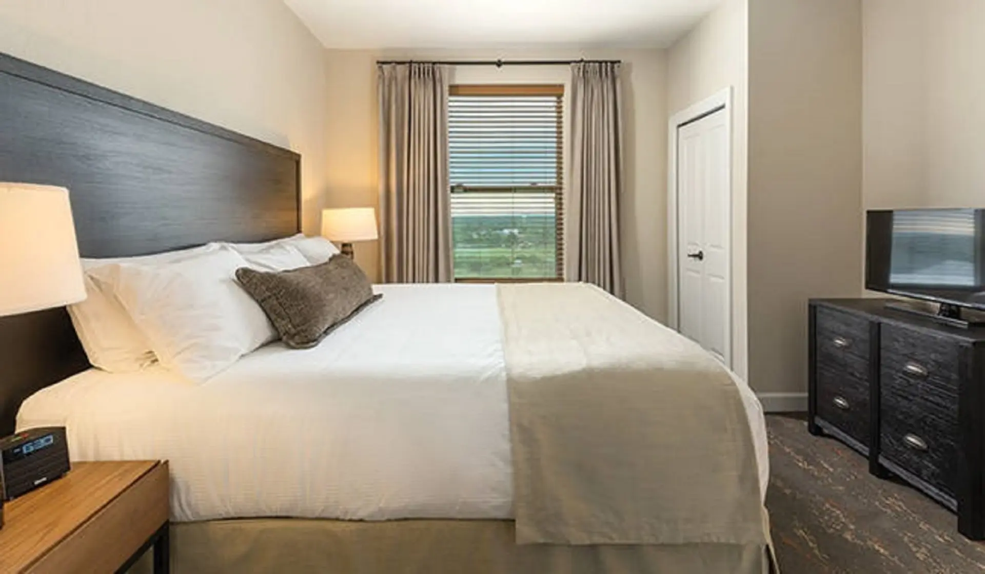 Thoughtful 1BD condo with resort amenities on banks of Lake Marble Falls