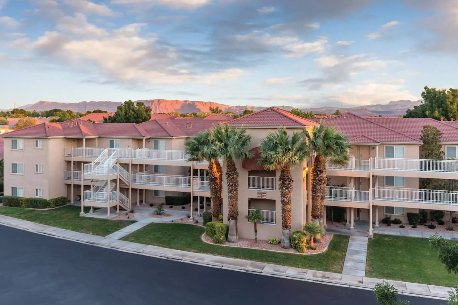 Beautiful 1BD condo in the desert onsite.