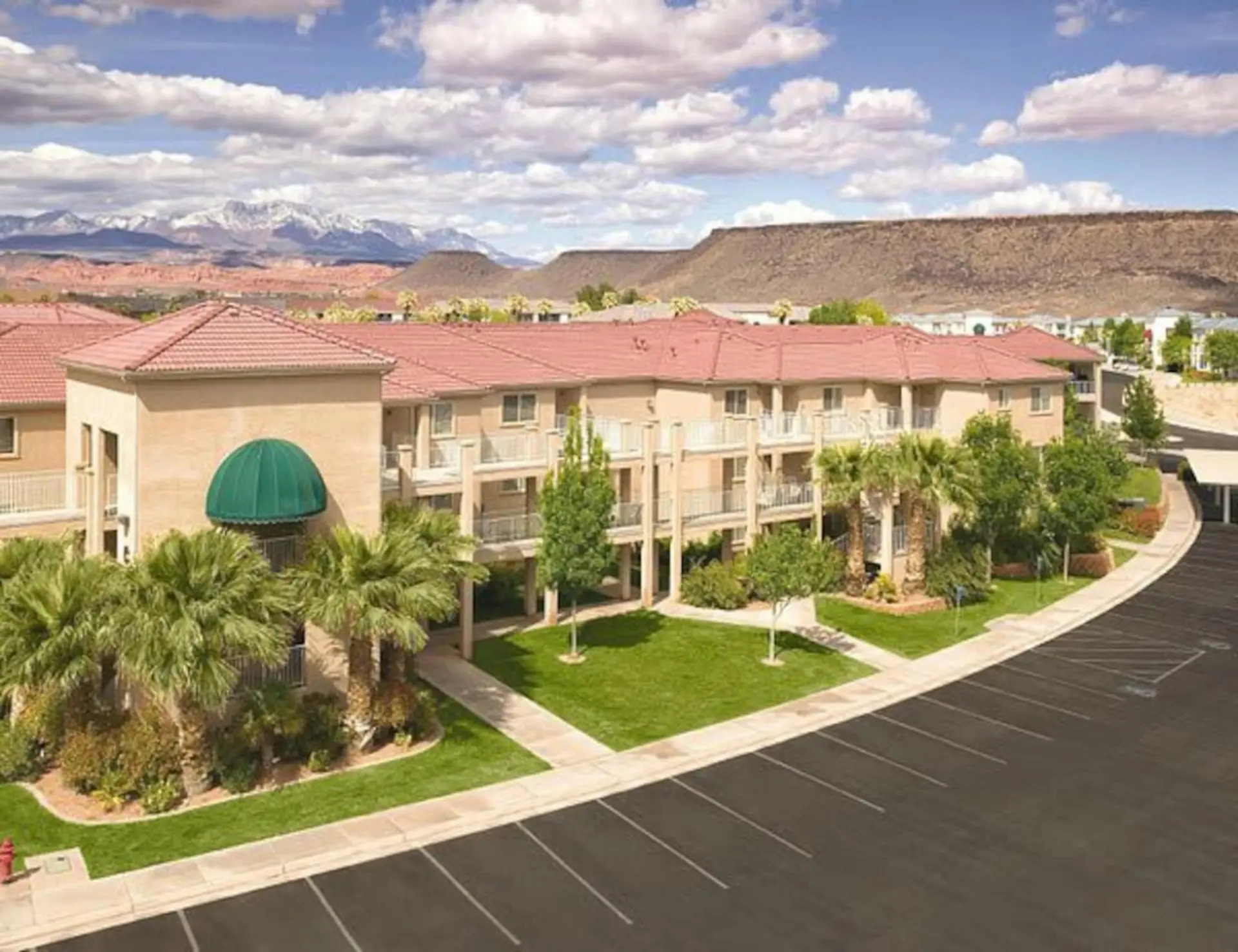 Beautiful 1BD condo in the desert onsite.