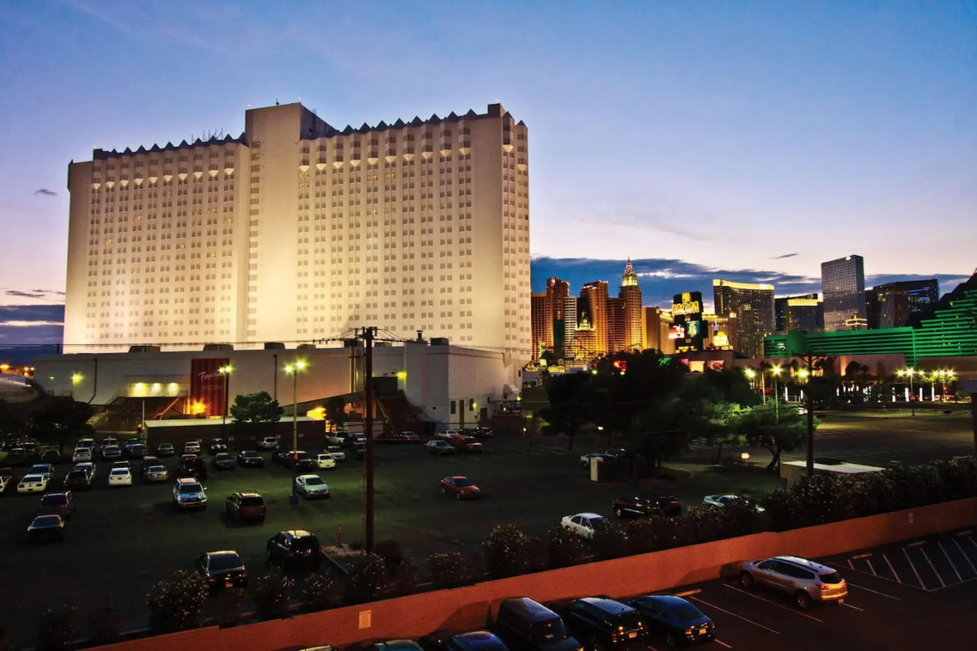 Beautiful Hotel in Desert Rose Resort - 2BD Sleeps