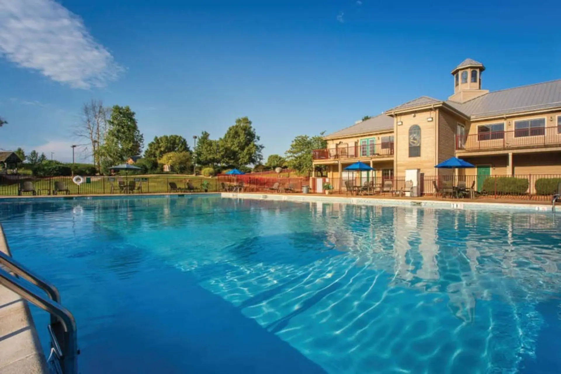 Beautiful 2BD condo in lakefront resort