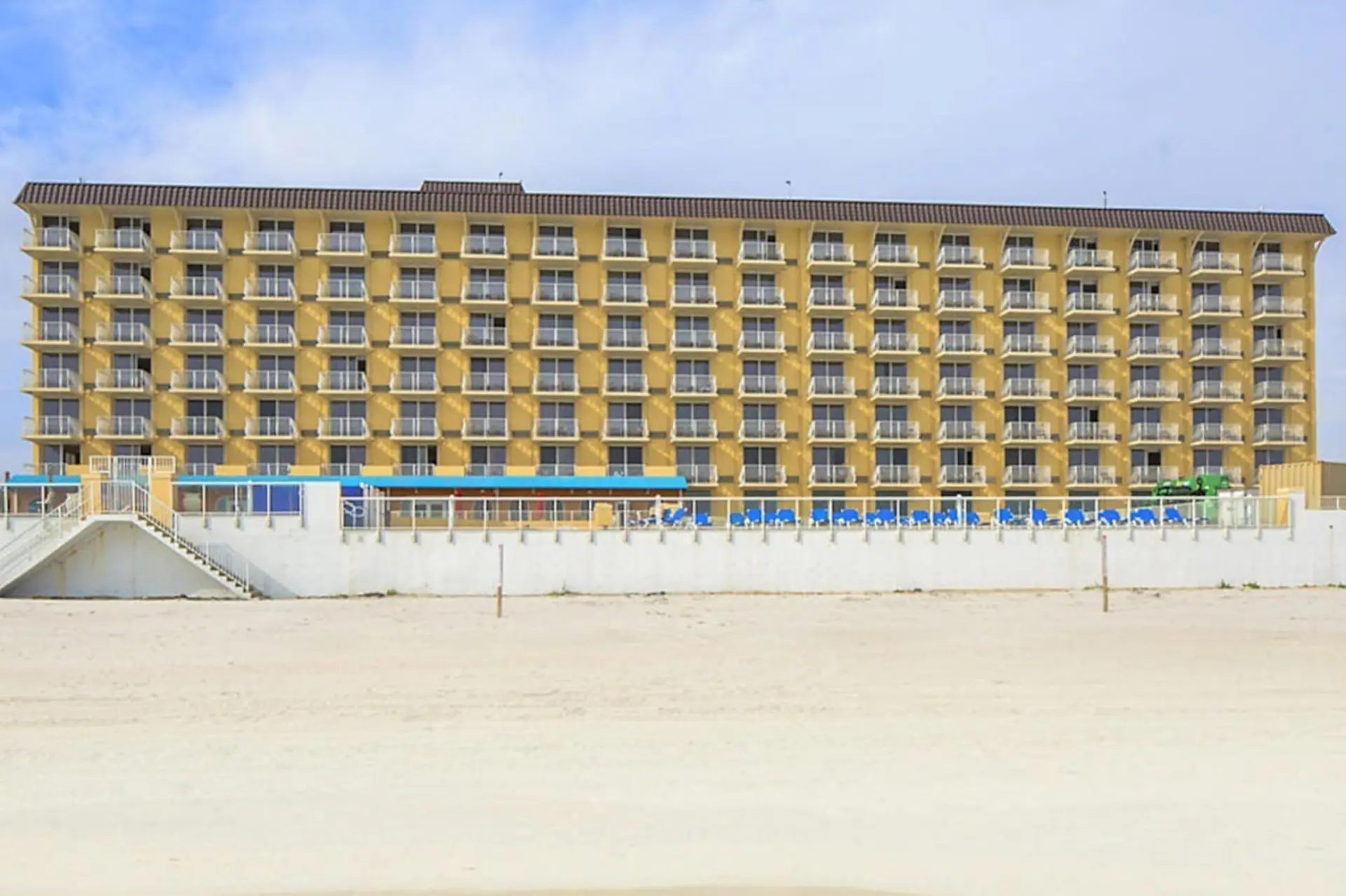 Hear the Atlantic waves in this Studio resort apt