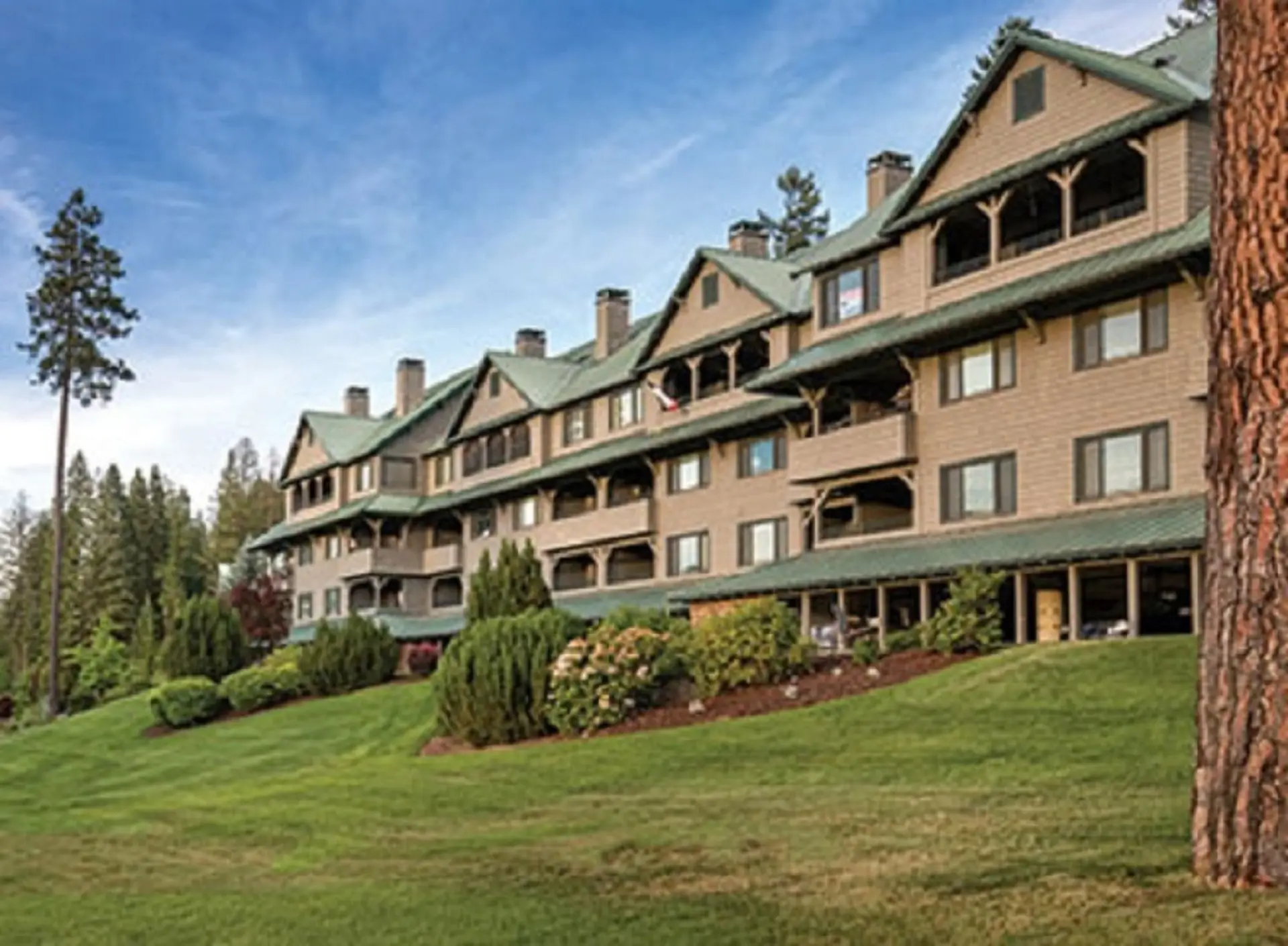 Enjoy the family at Coeur d’Alene in this resort 3BD condo w/indoor pool