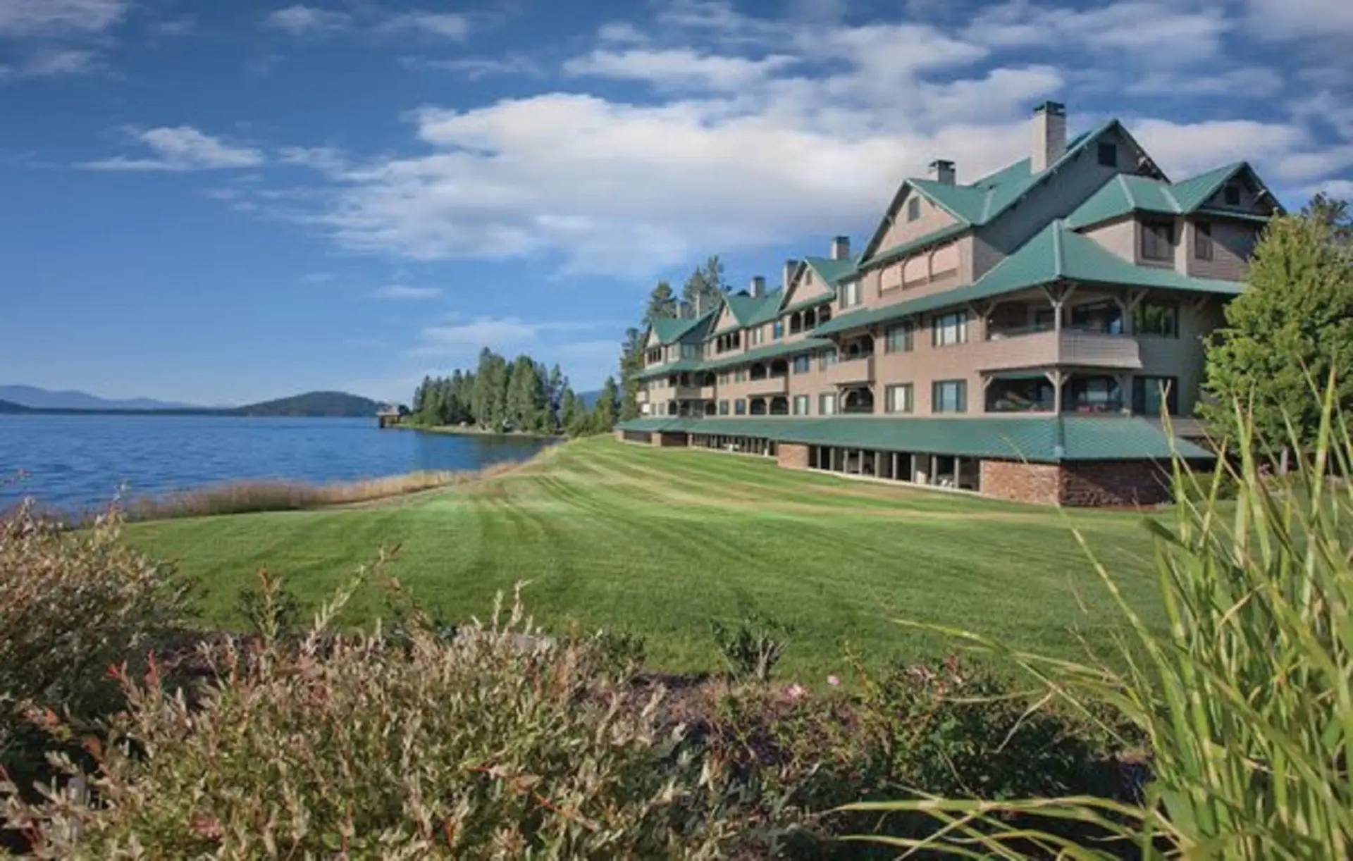 Enjoy the family at Coeur d’Alene in this resort 3BD condo w/indoor pool