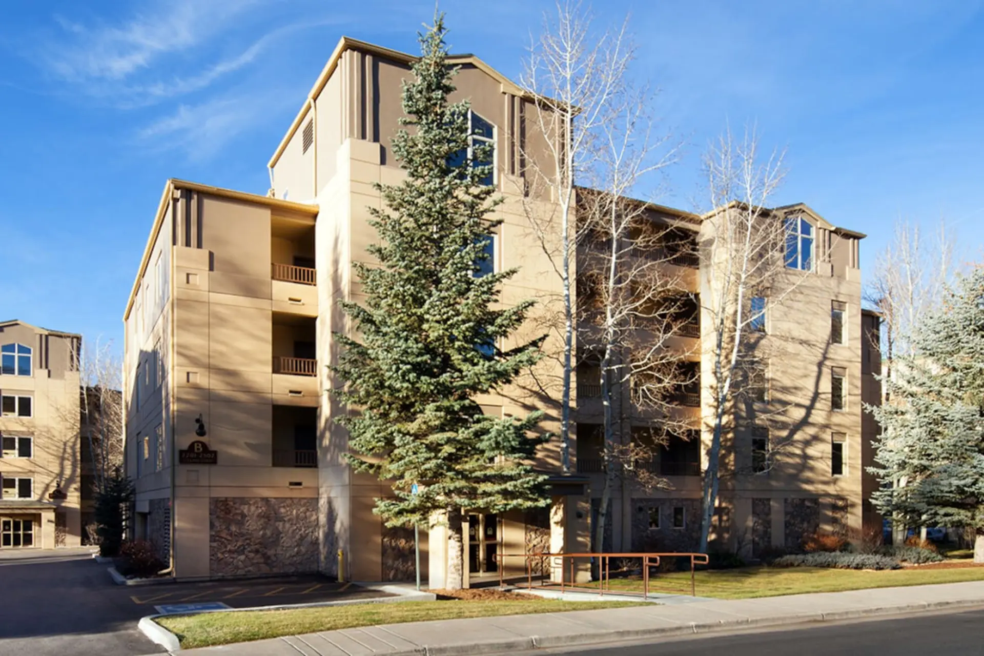 Skiing or Hiking enjoy the family in a resort 2BD