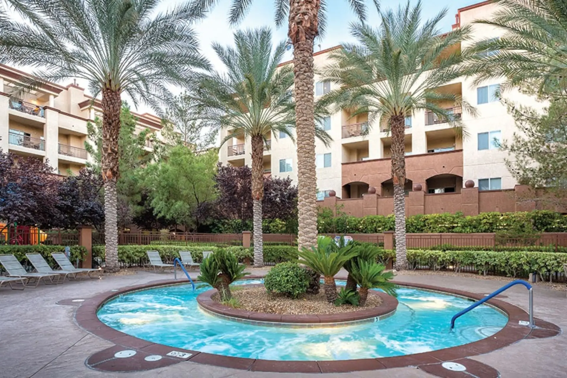 Enjoy Las Vegas Blvd with the Family in 2BD condo with resort lazy river