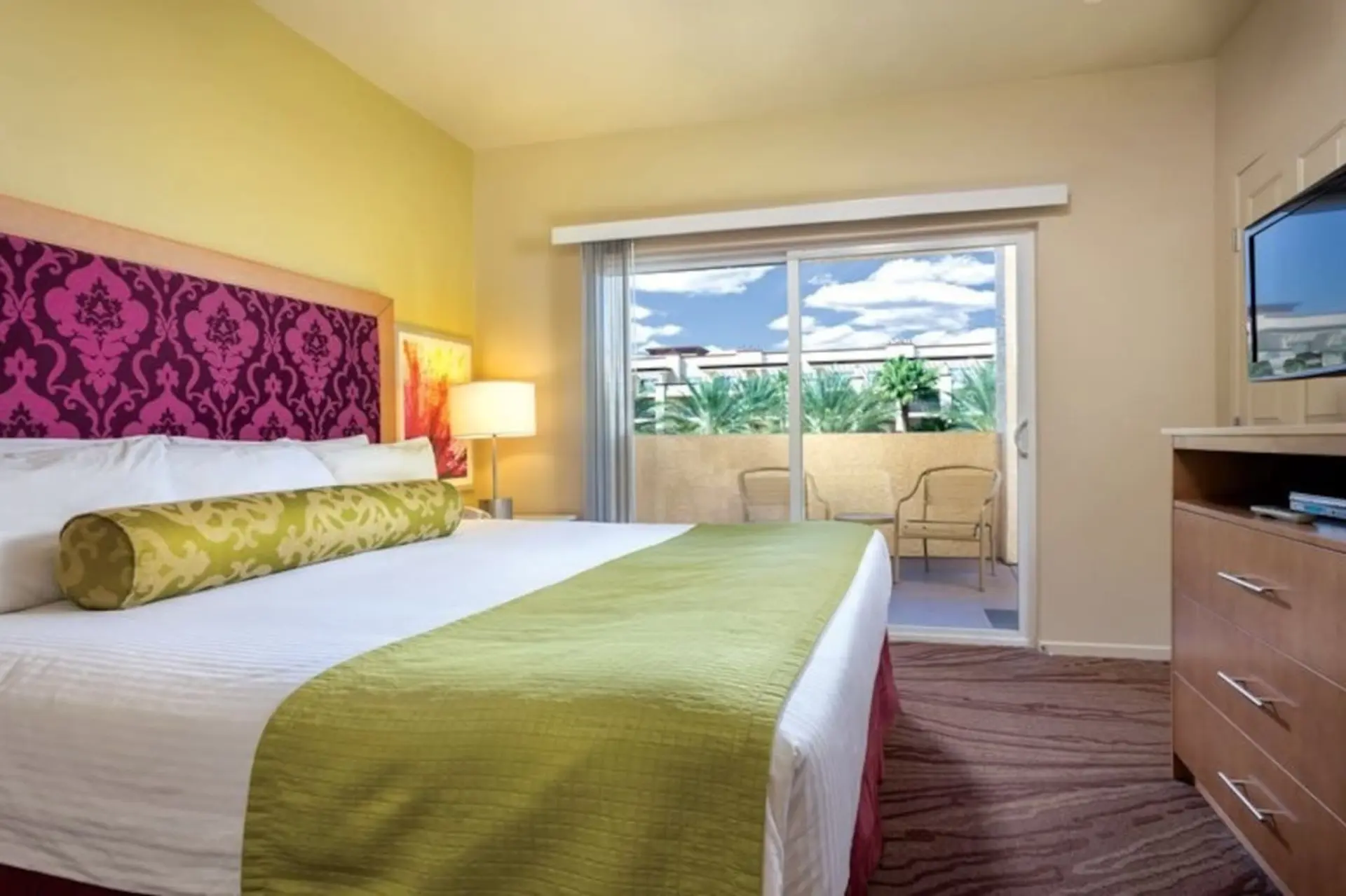 Enjoy Las Vegas Blvd with the Family in 2BD condo with resort lazy river