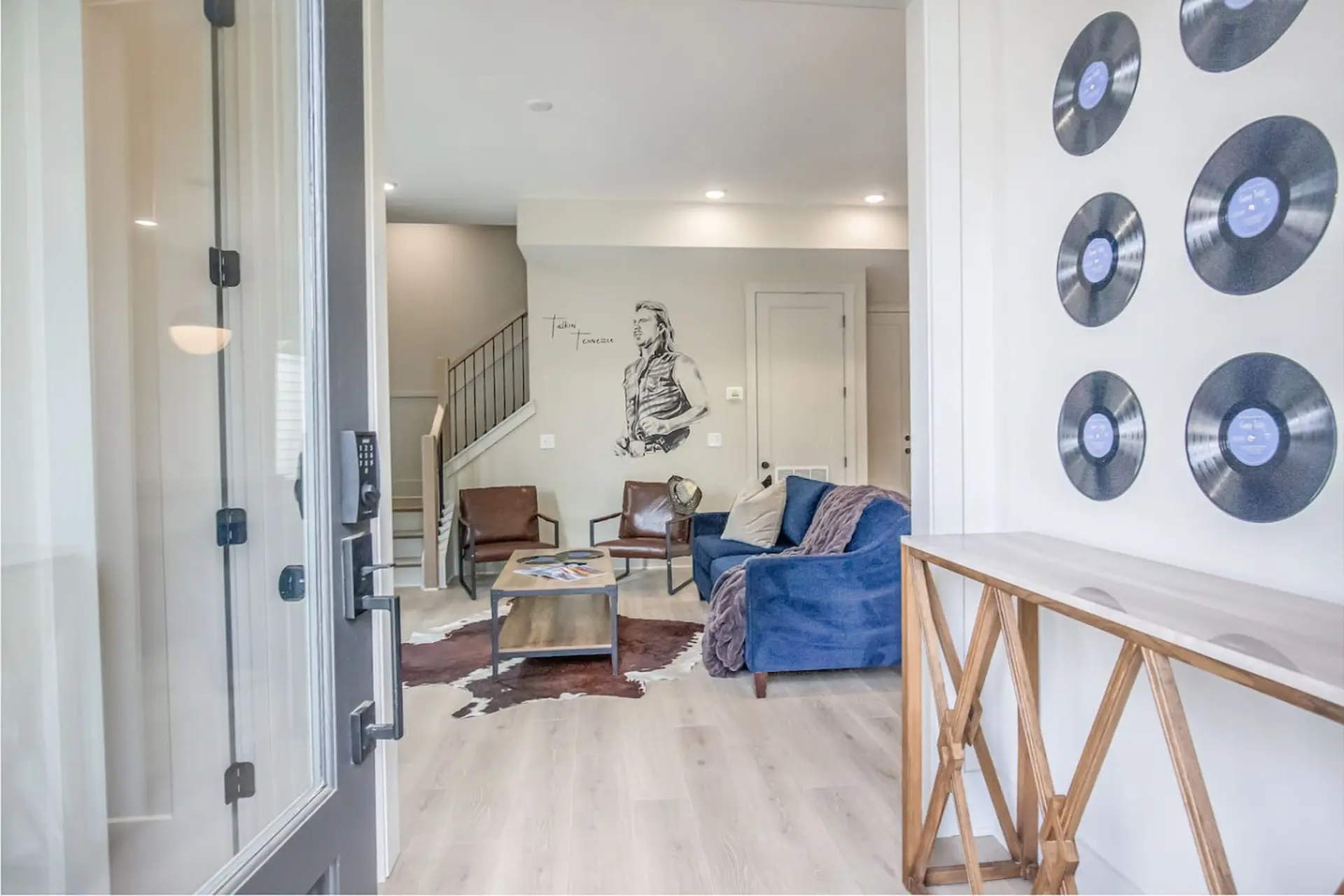 21 Bed Near Downtown Rooftop & Pool Table