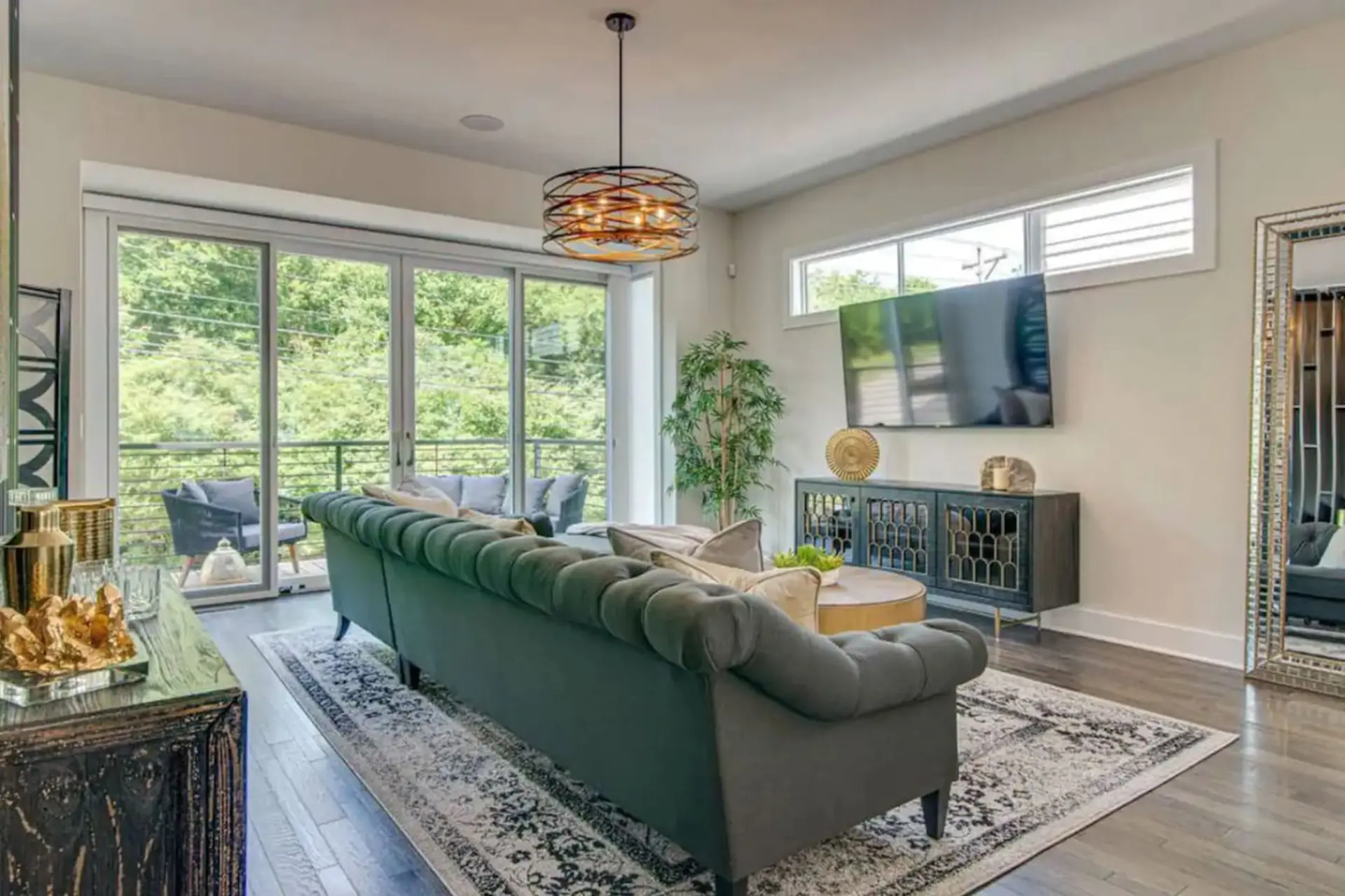 19 Bed Home Near Downtown with Game room