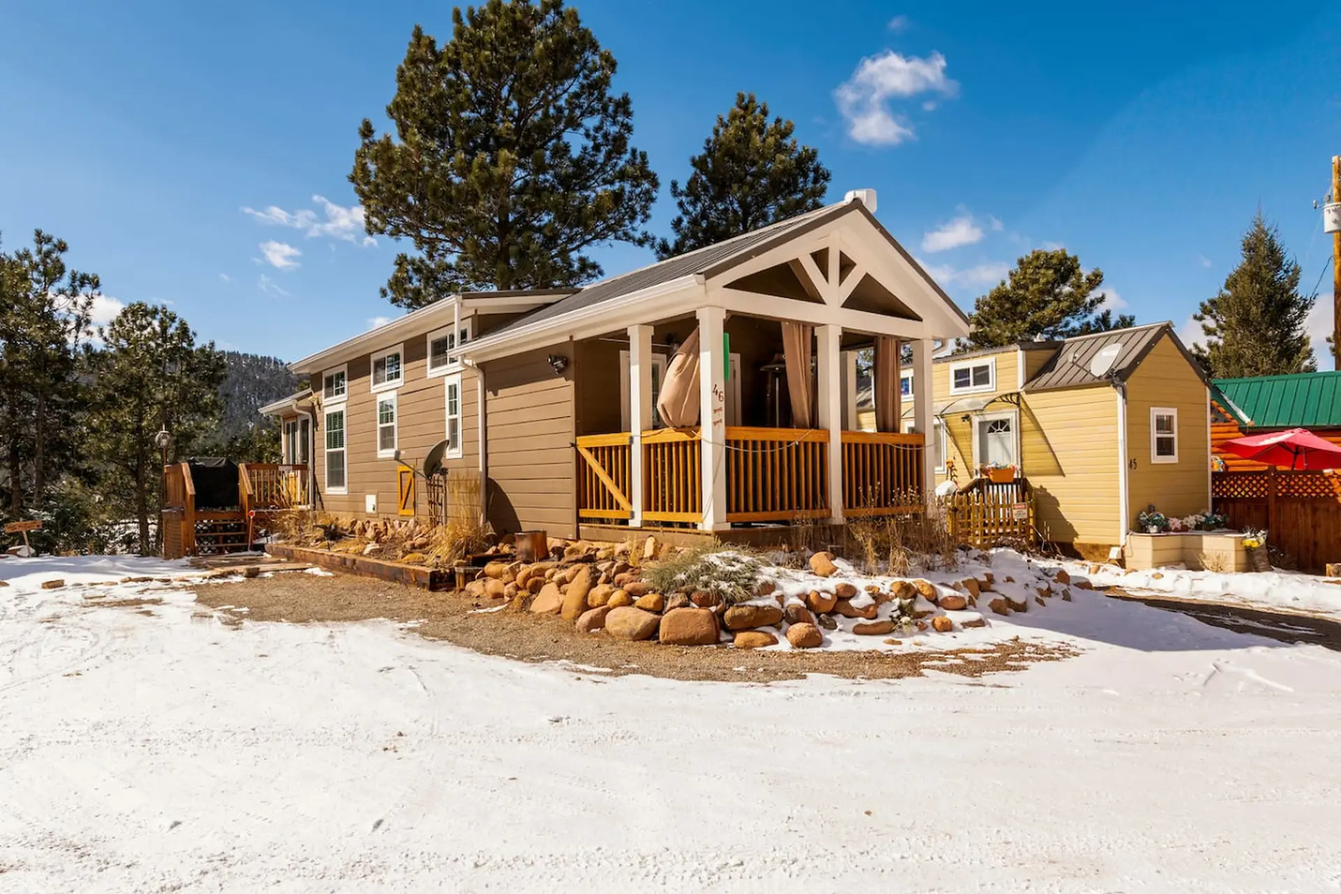 Sunny Tiny Haven | BBQ, Fresh Vibes & Peak Views