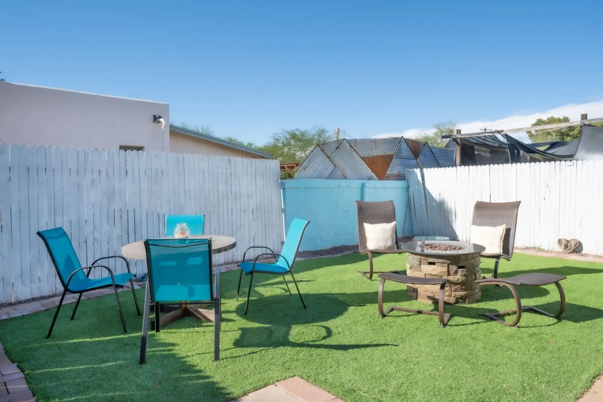 Cali 2BR Getaway – Firepit, Yard & Spring Charm