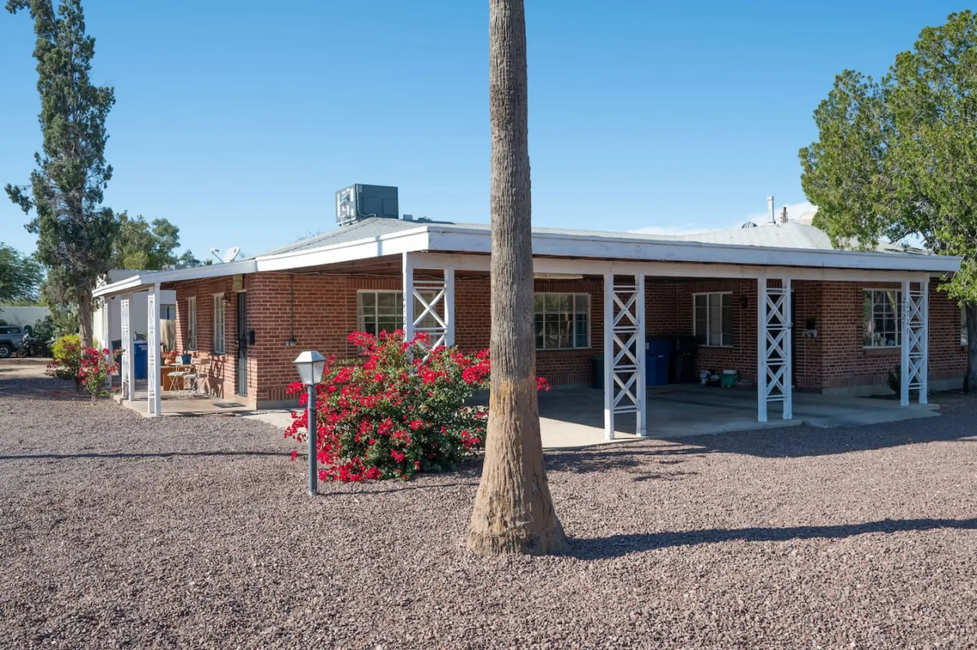 Cali 2BR Getaway – Firepit, Yard & Spring Charm