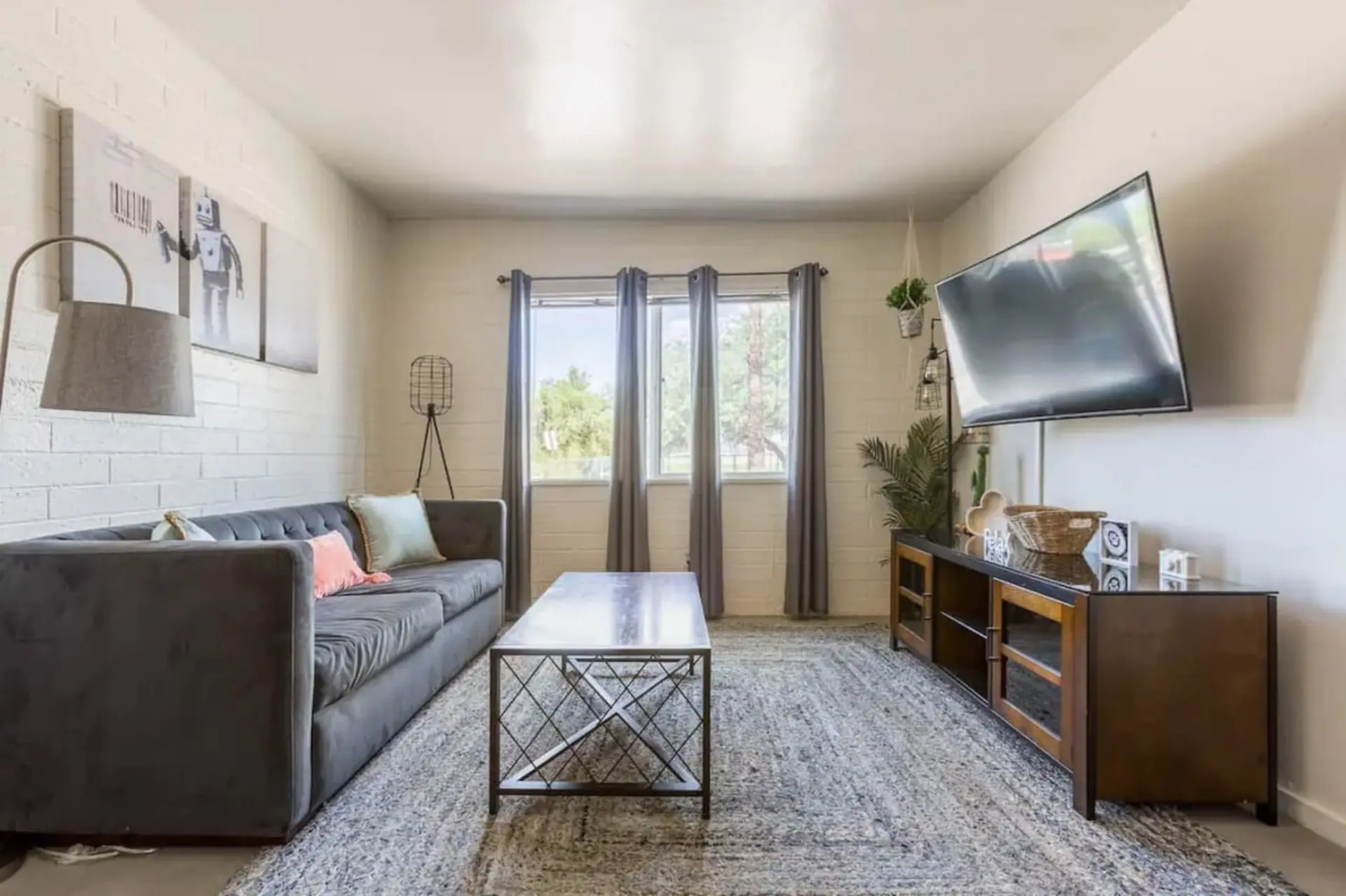 Bright 4BR Getaway – Yard & Perfect Group Escape!