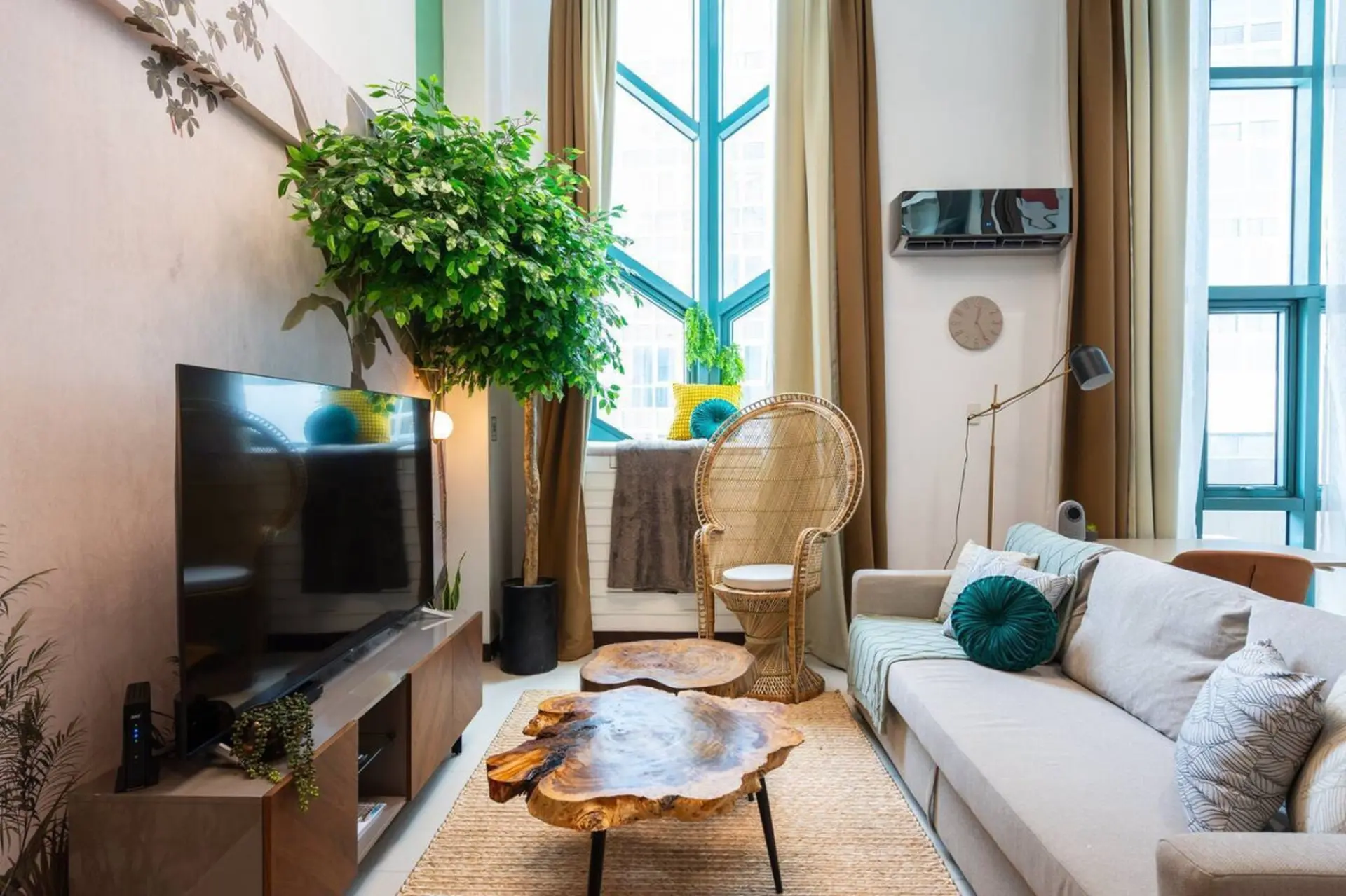 Eclectic Peaceful GreenhouseLoft