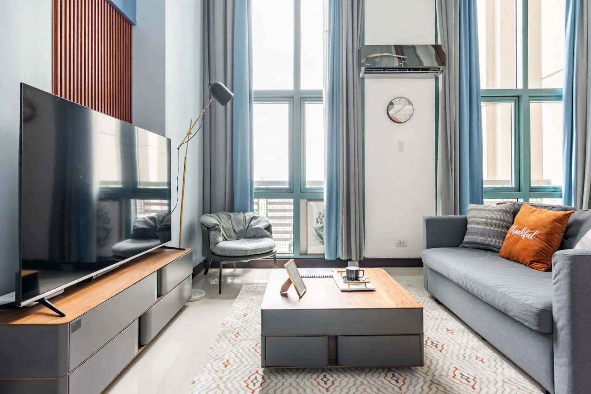 Modern Loft, 65 in UHD TV w Fast WiFi + Pool & Gym