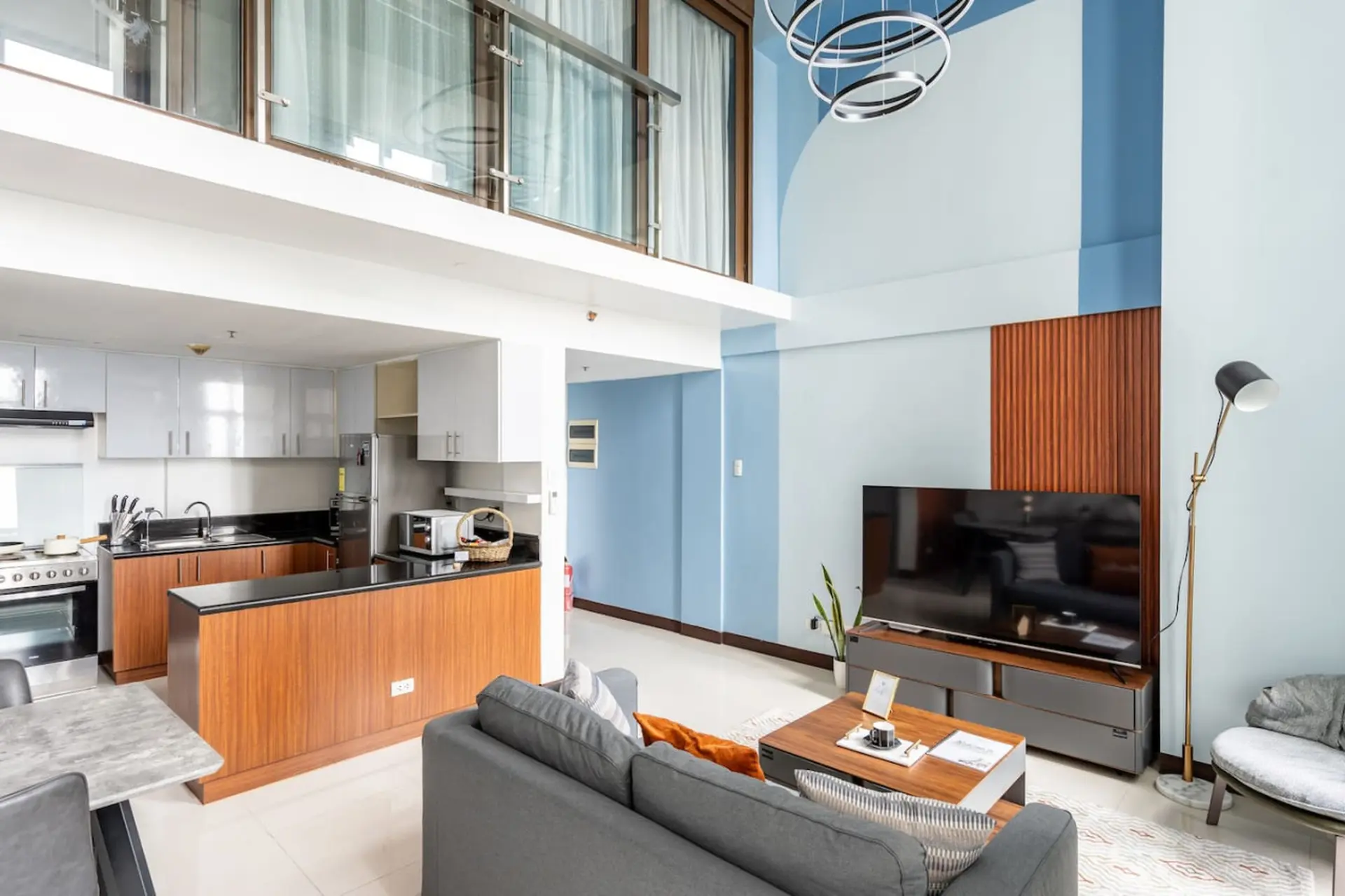 Modern Loft, 65 in UHD TV w Fast WiFi + Pool & Gym