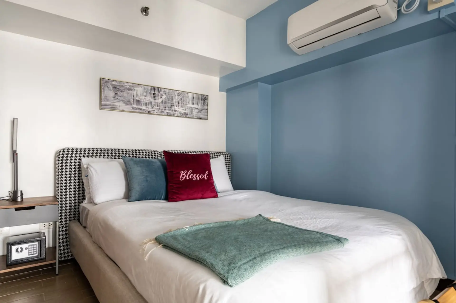 Modern Loft, 65 in UHD TV w Fast WiFi + Pool & Gym