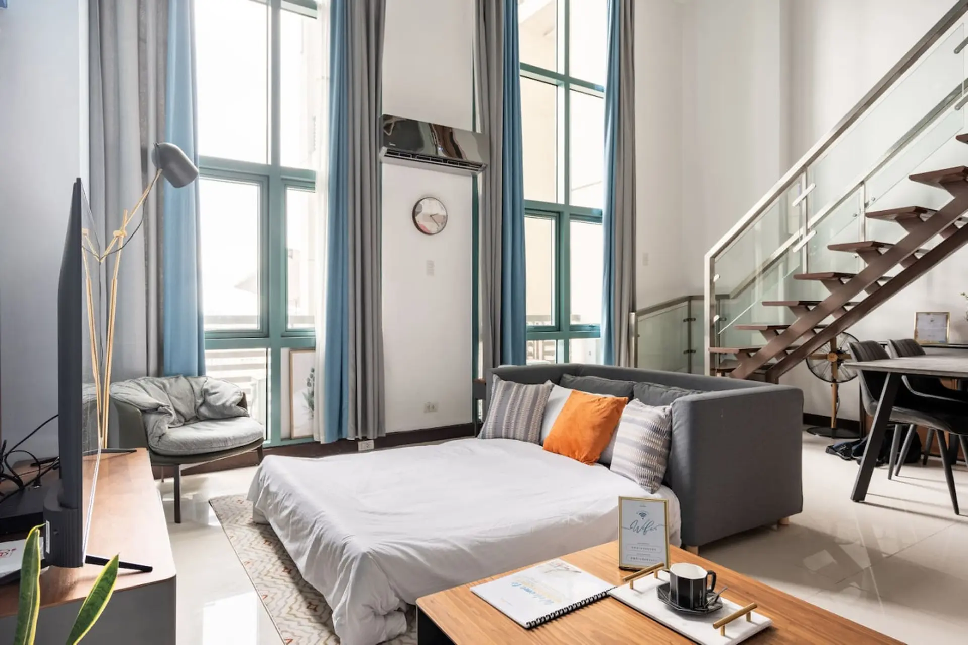 Modern Loft, 65 in UHD TV w Fast WiFi + Pool & Gym