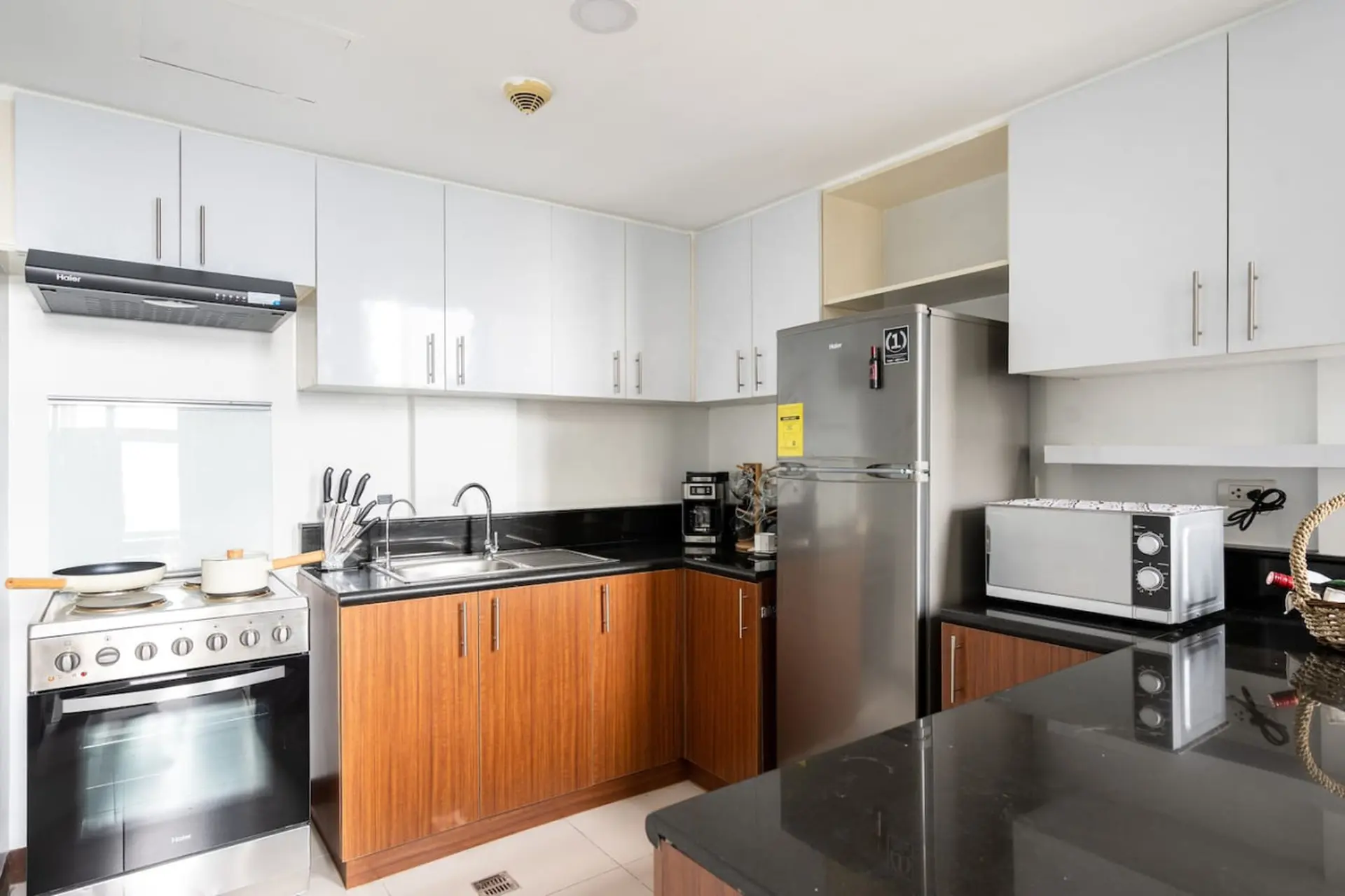 Modern Loft, 65 in UHD TV w Fast WiFi + Pool & Gym