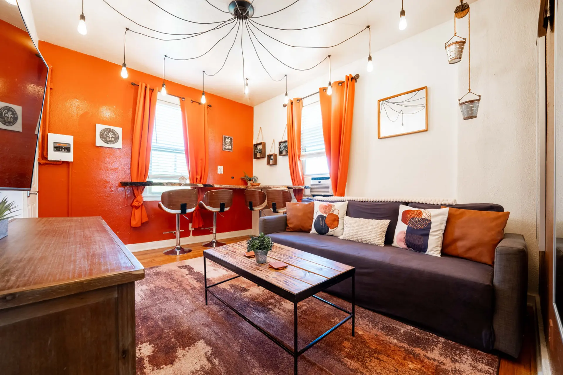 Spring Serenity! Chic 1BR Apt – Walk to UofA!